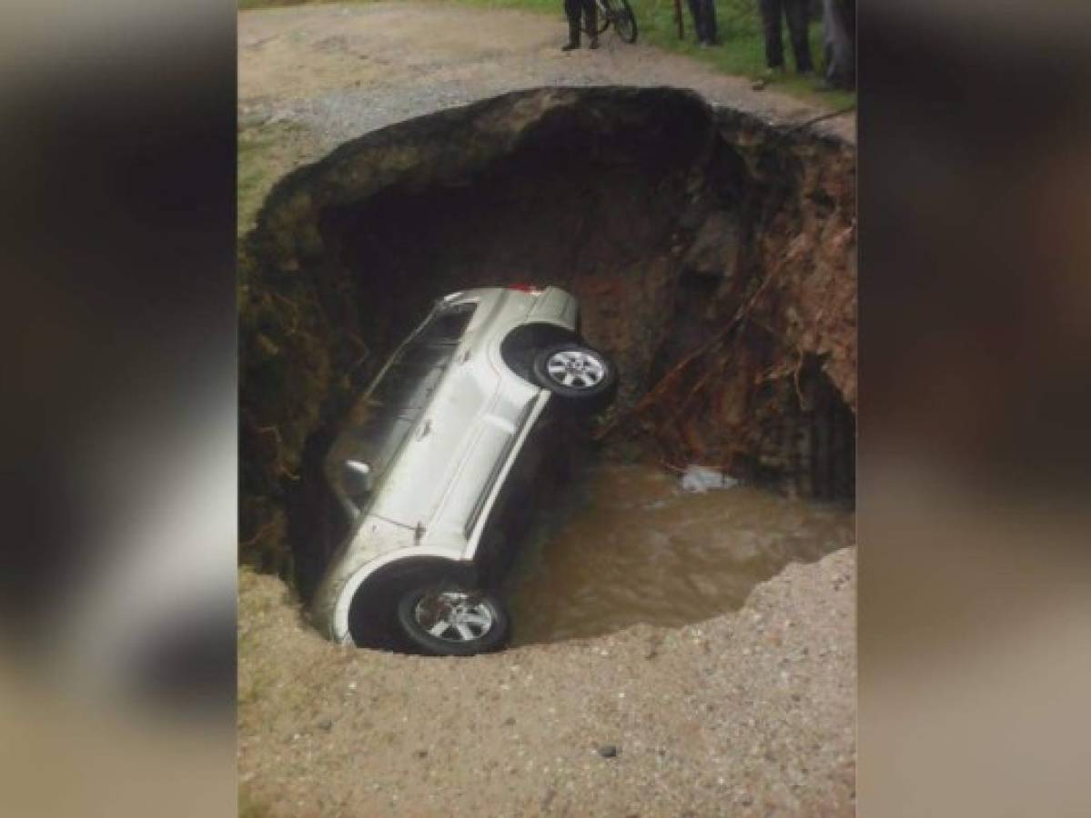 Este vehículo quedó atrapado en el agujero que se formó debido a la corriente de agua (Foto: AP/ El Heraldo Honduras/ Noticias de Honduras)