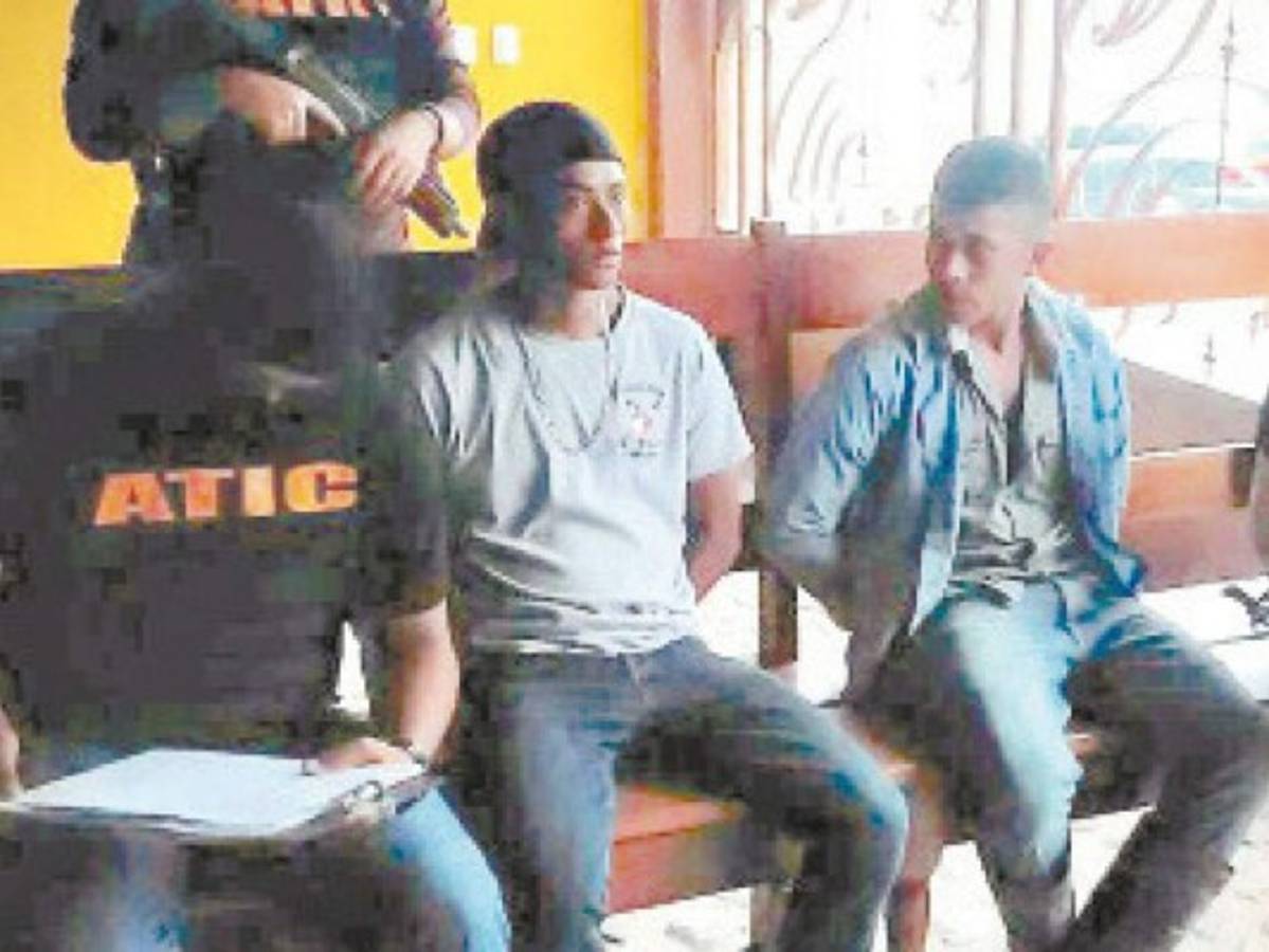 Caen dos hermanos por crimen de madre y su hijo