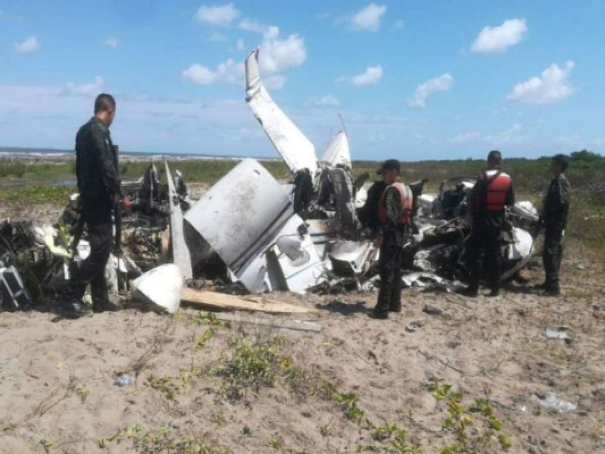 Hallan restos de avioneta incinerada en Punta Sal, pero no hay rastro del piloto