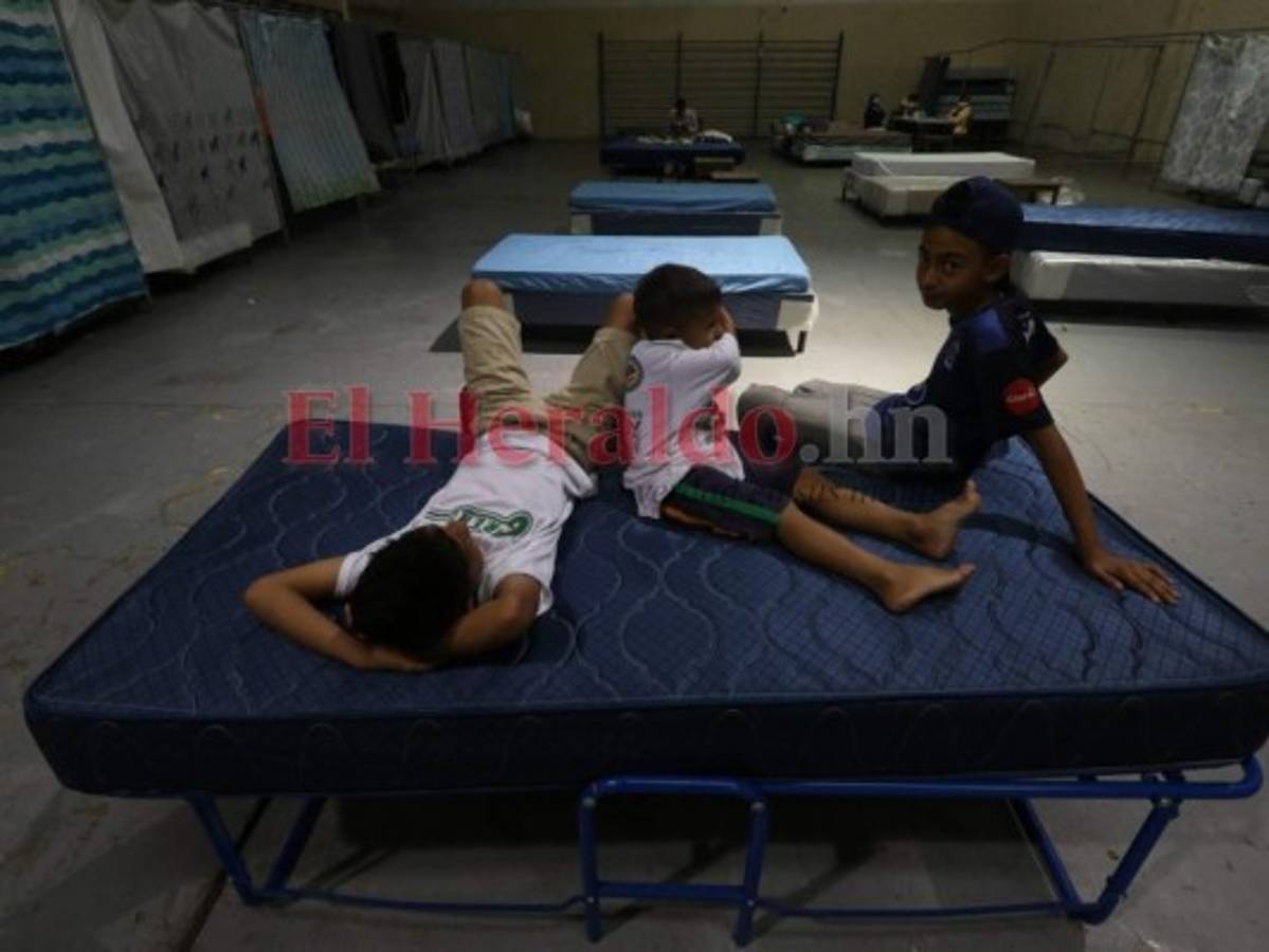 En el macroalbergue de la Villa Olímpica, sus cubículos y gimnasios, hay más de 200 albergados. Fotos: David Romero/EL HERALDO.