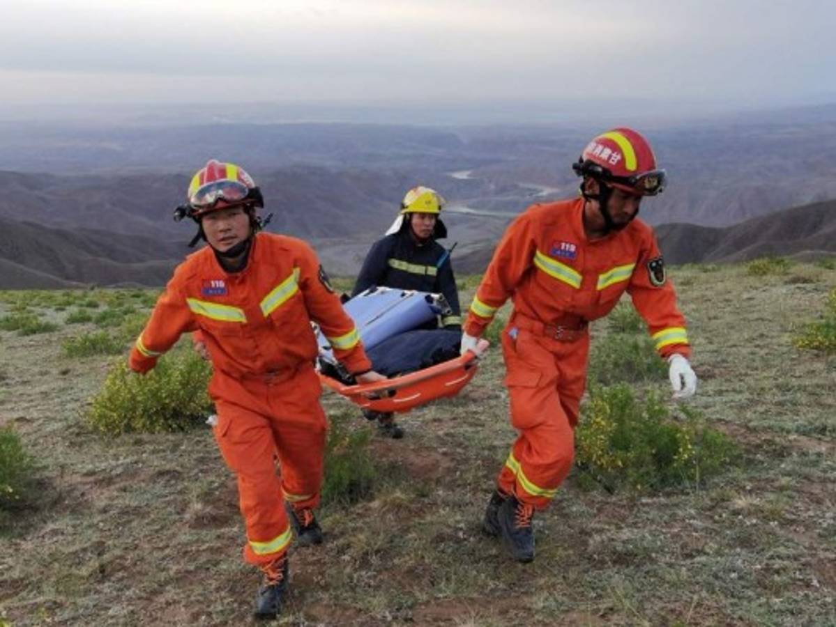 Suben a 21 los muertos en carrera de montaña en China