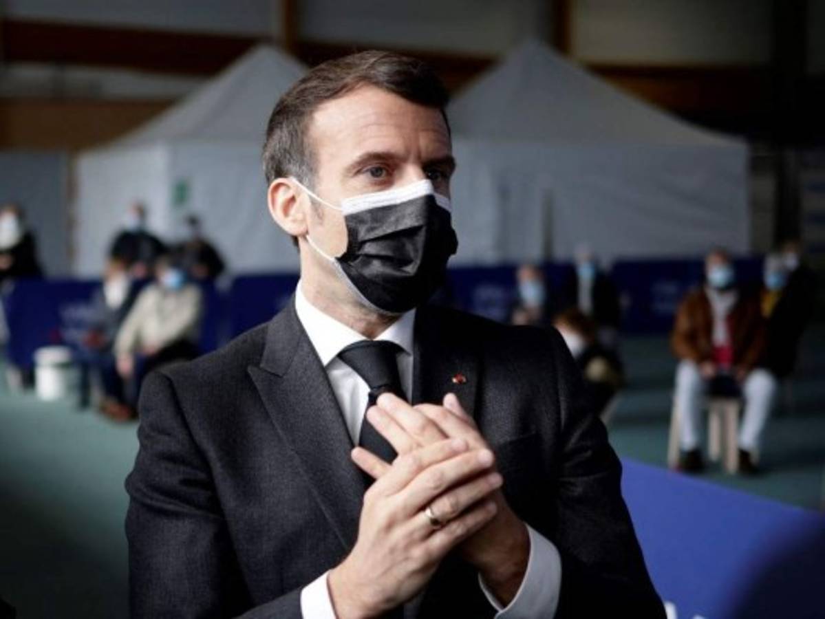 Macron insta a vacunar 'mañana, tarde y noche' para vencer al covid  