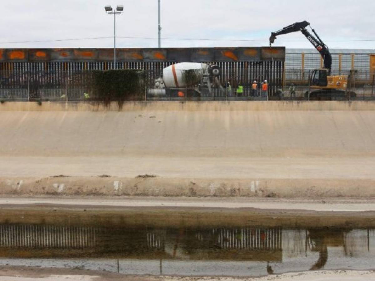 Estados Unidos construye muro para evitar paso de caravana por Chihuahua, México