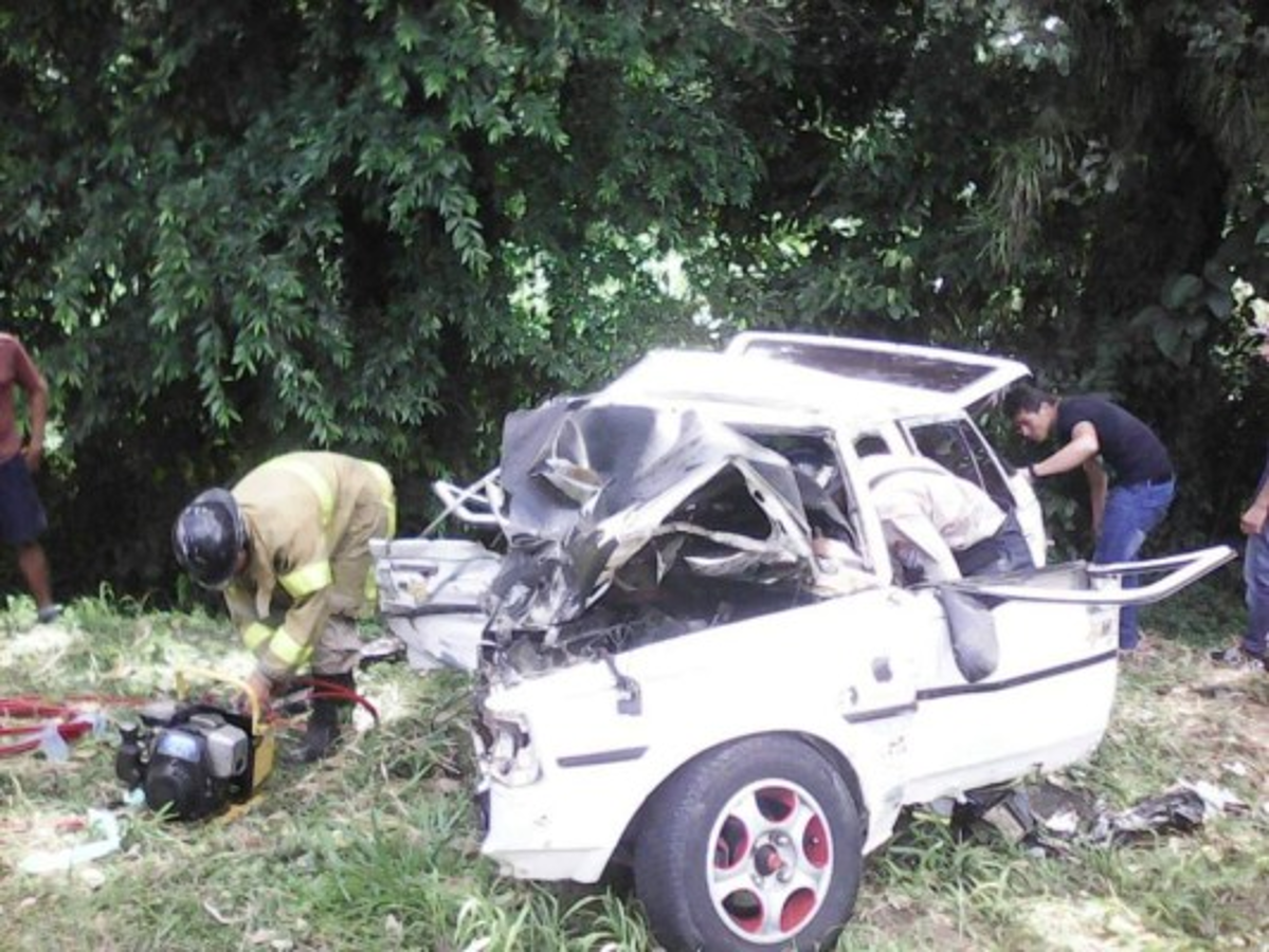 Dos hermanos mueren en colisión frontal de dos vehículos
