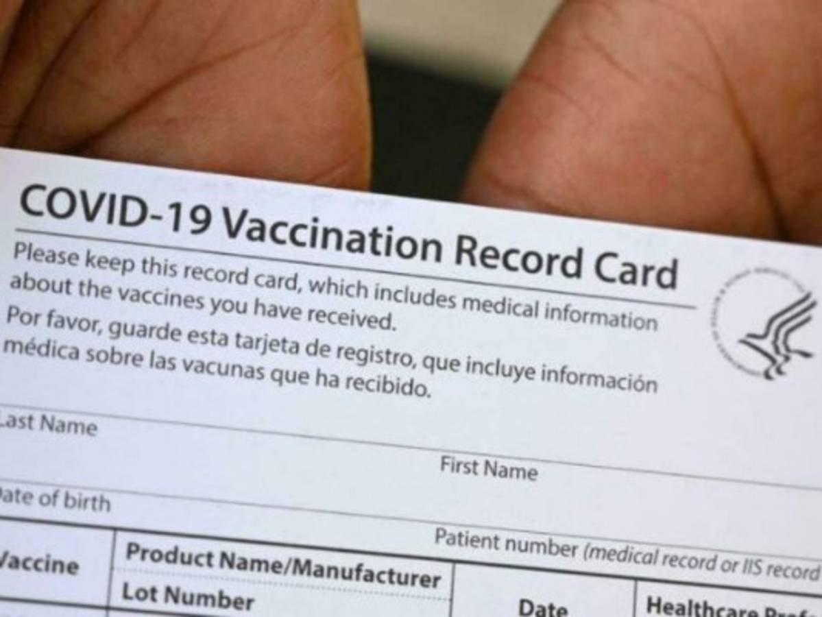 Por mala ortografía descubren a mujer que presentó carné falso de vacunación de covid