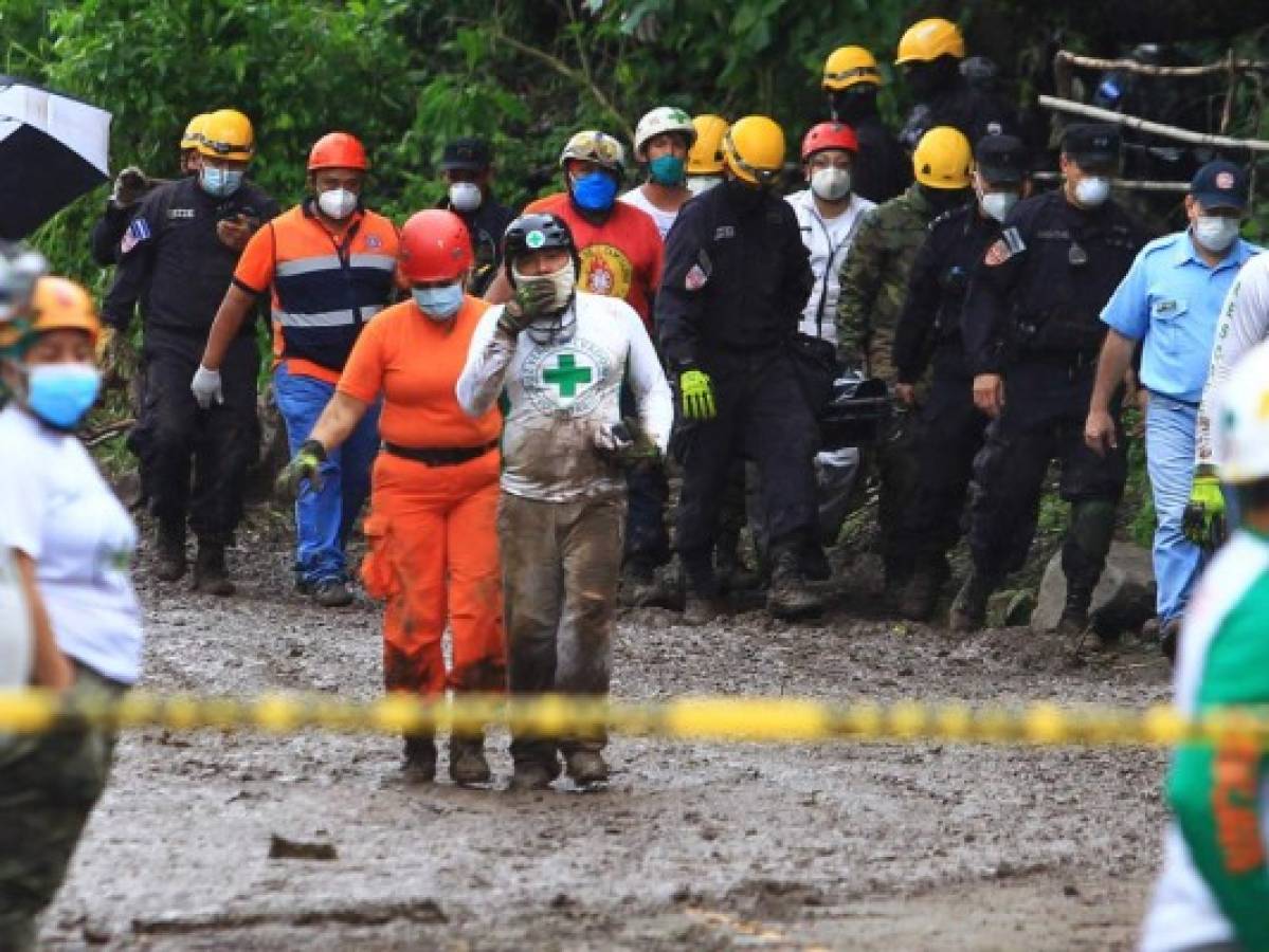 Recuperan cadáveres de familia que murió sepultada tras aguaceros en El Salvador