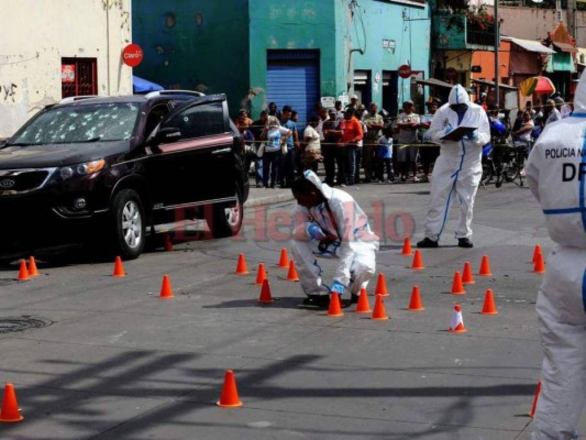 Tres equipos policiales siguen pistas del crimen