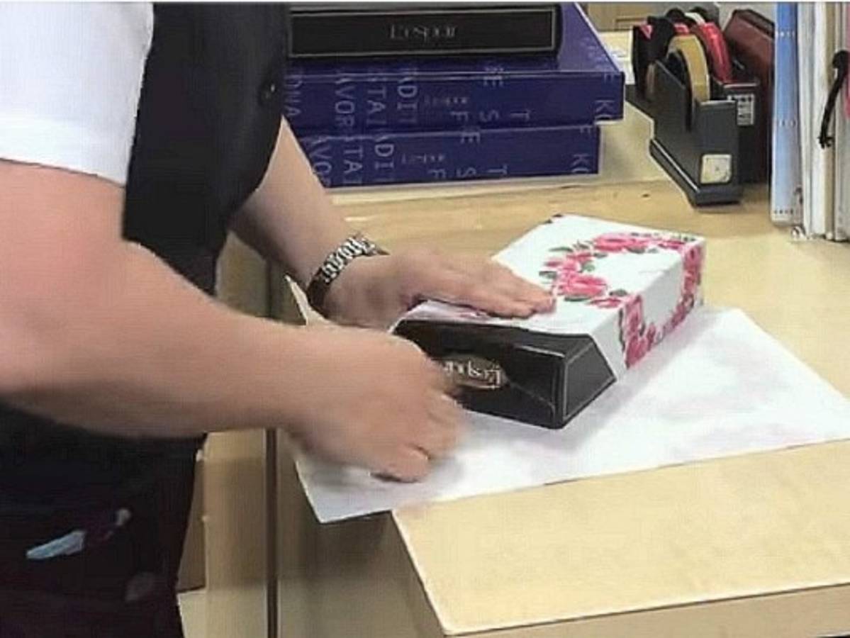 Técnica japonesa para envolver regalos en 12 segundos es furor en internet