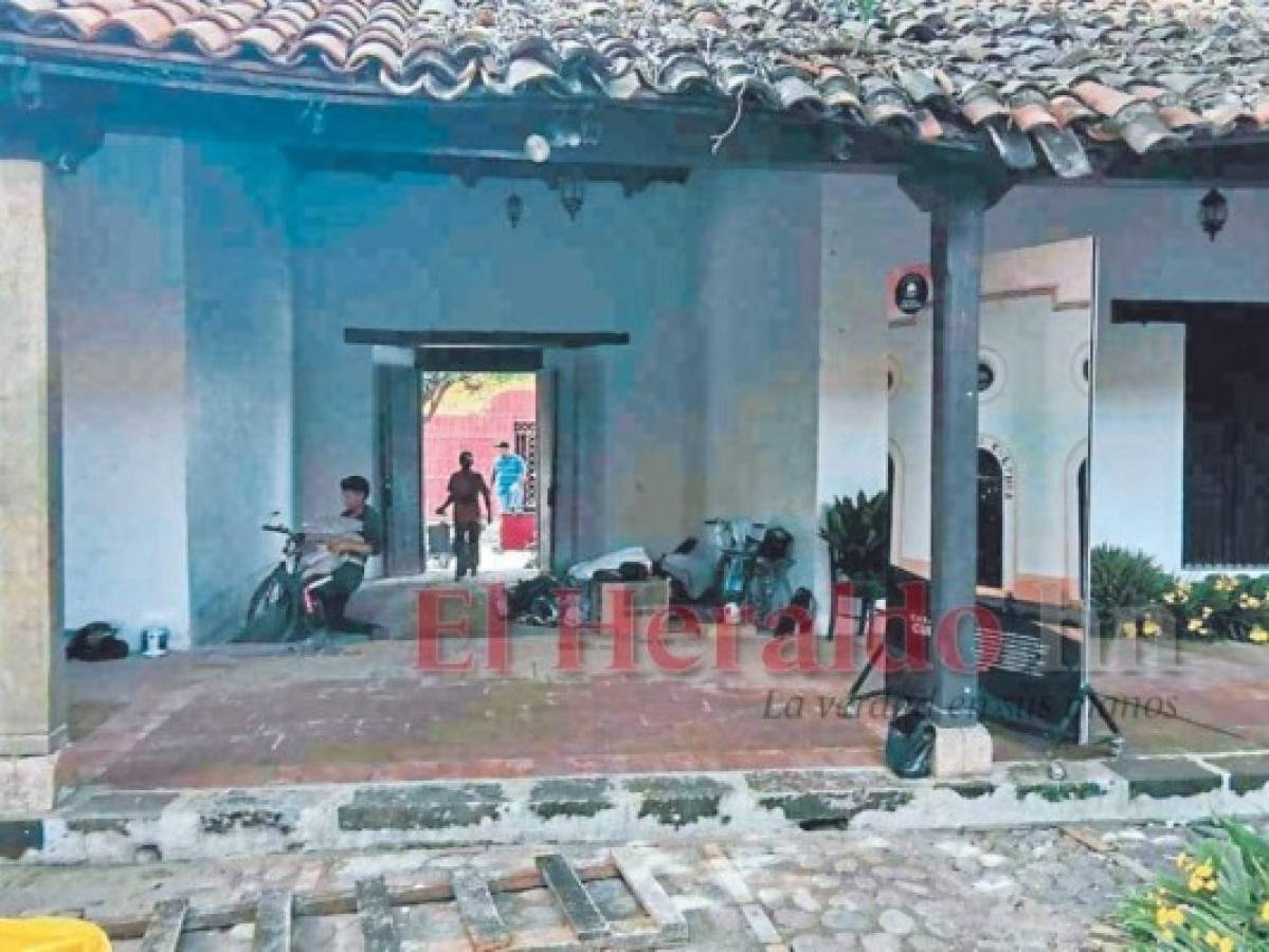 Los trabajos consisten en cambio de teja, restauración de la madera y repello de paredes. Foto: El Heraldo