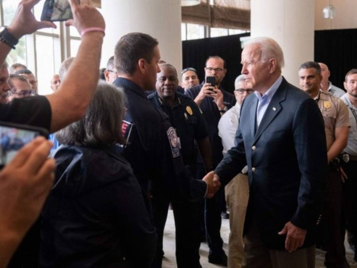 VIDEO: Biden brinda 'consuelo' en Florida donde operación de rescate se suspendió por seguridad