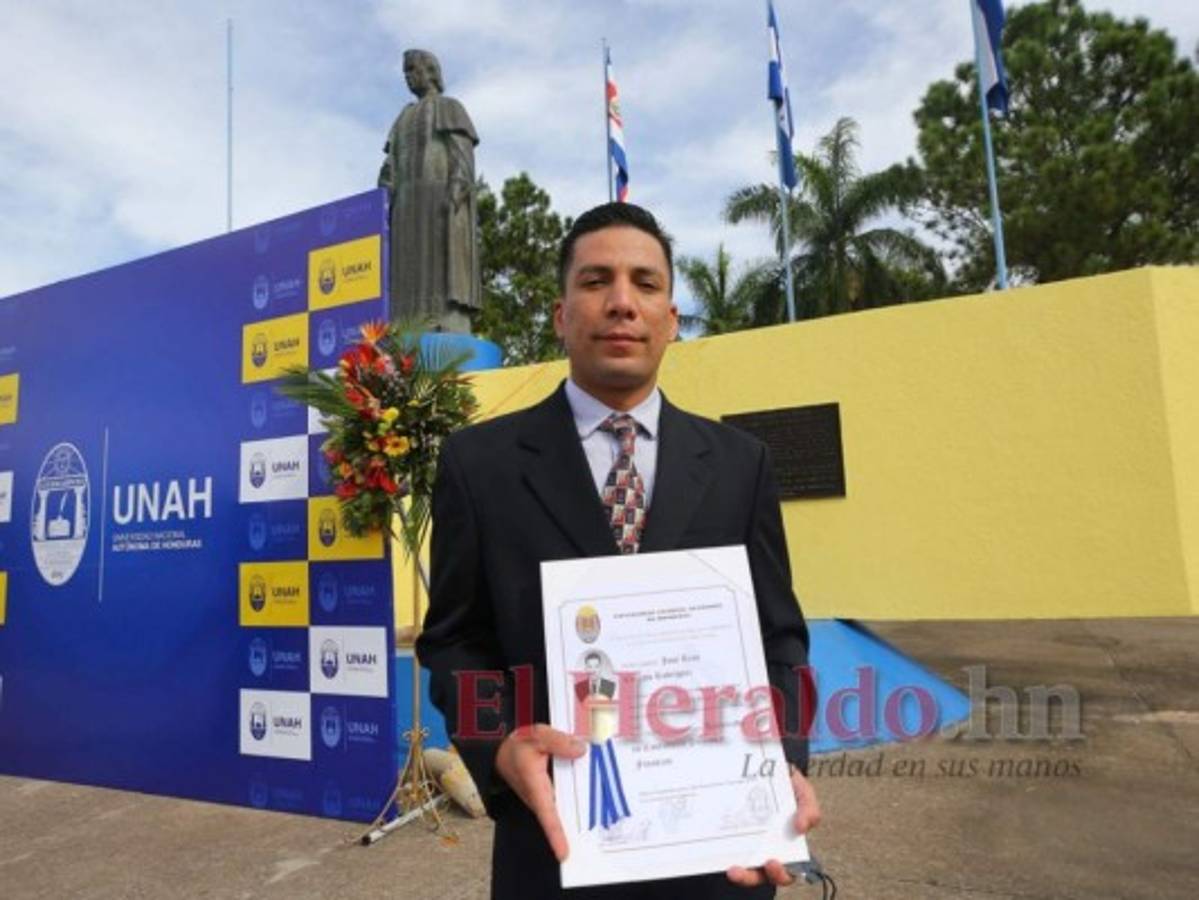 Nuevos profesionales de la UNAH reciben con orgullo y felicidad sus títulos   