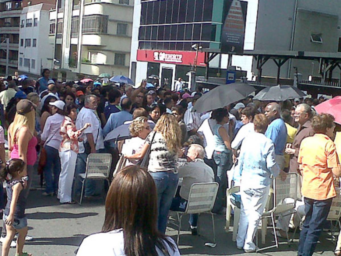 Hugo Chávez gana las elecciones presidenciales en Venezuela