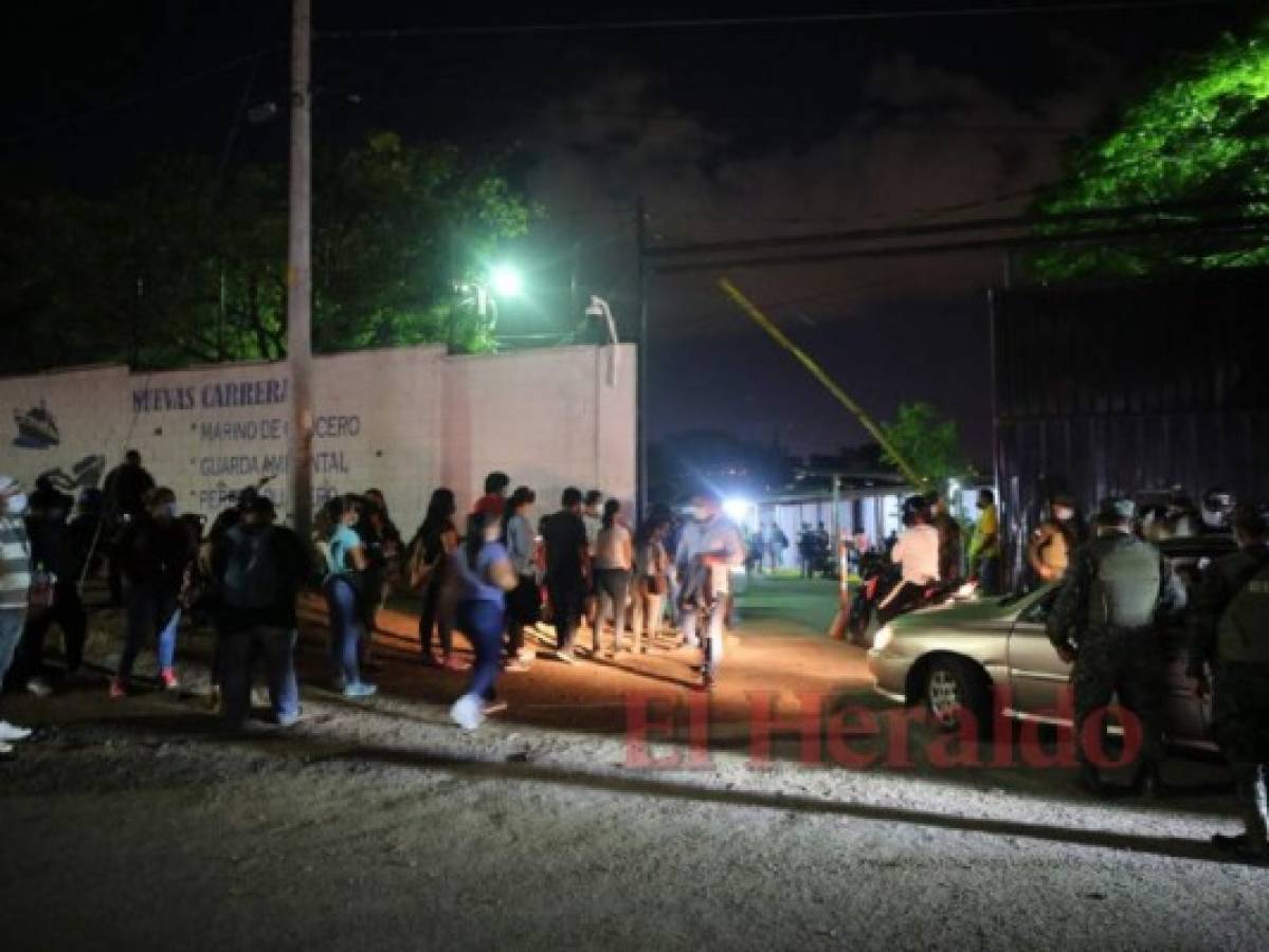 Expectativa en centro de acopio del CNE ante retrasado recuento de votos (FOTOS)