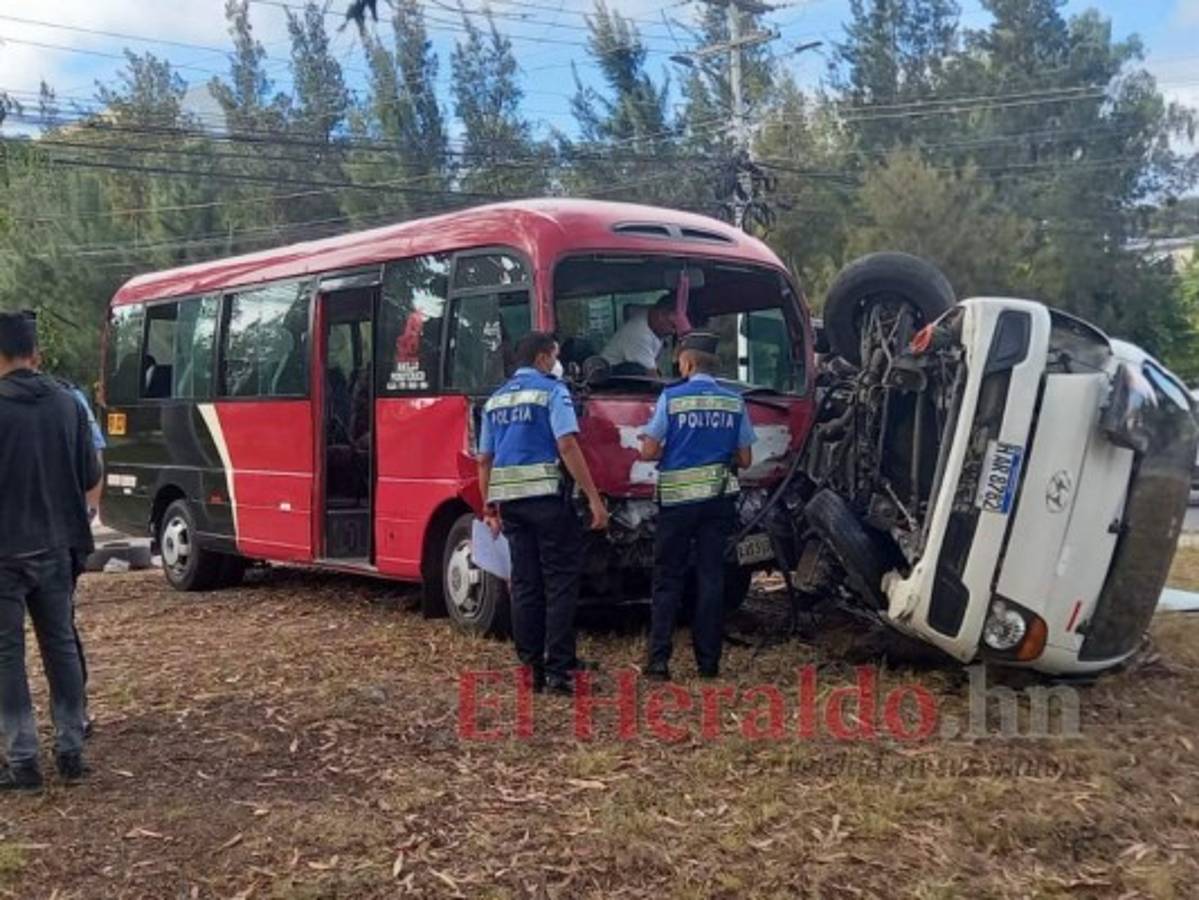 Cinco heridos deja accidente entre bus y camión en el anillo periférico