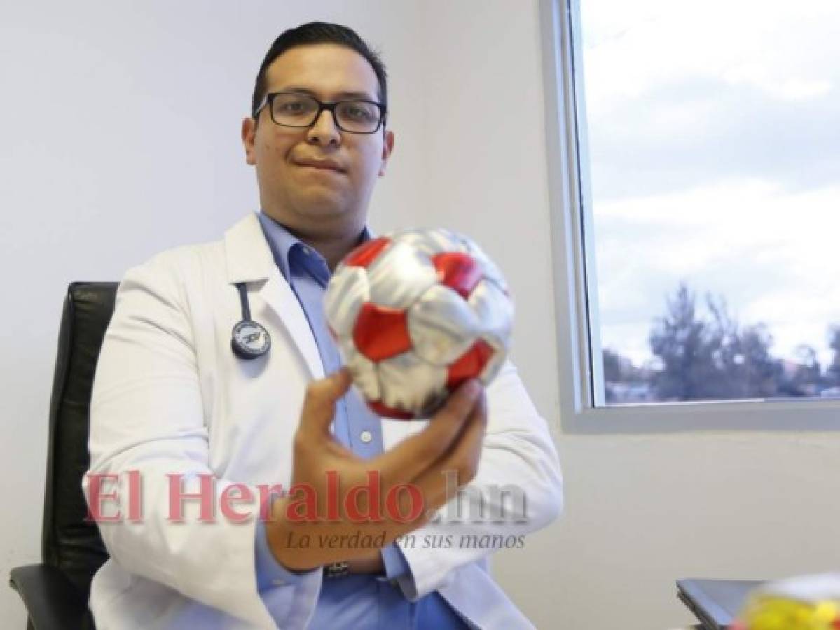 Ricardo Torres, narrador de Tigo Sports, es graduado en medicina. Este joven de 27 años recién empezó este año a ejercer como comentarista deportivo. Foto: Marvin Salgado / EL HERALDO.