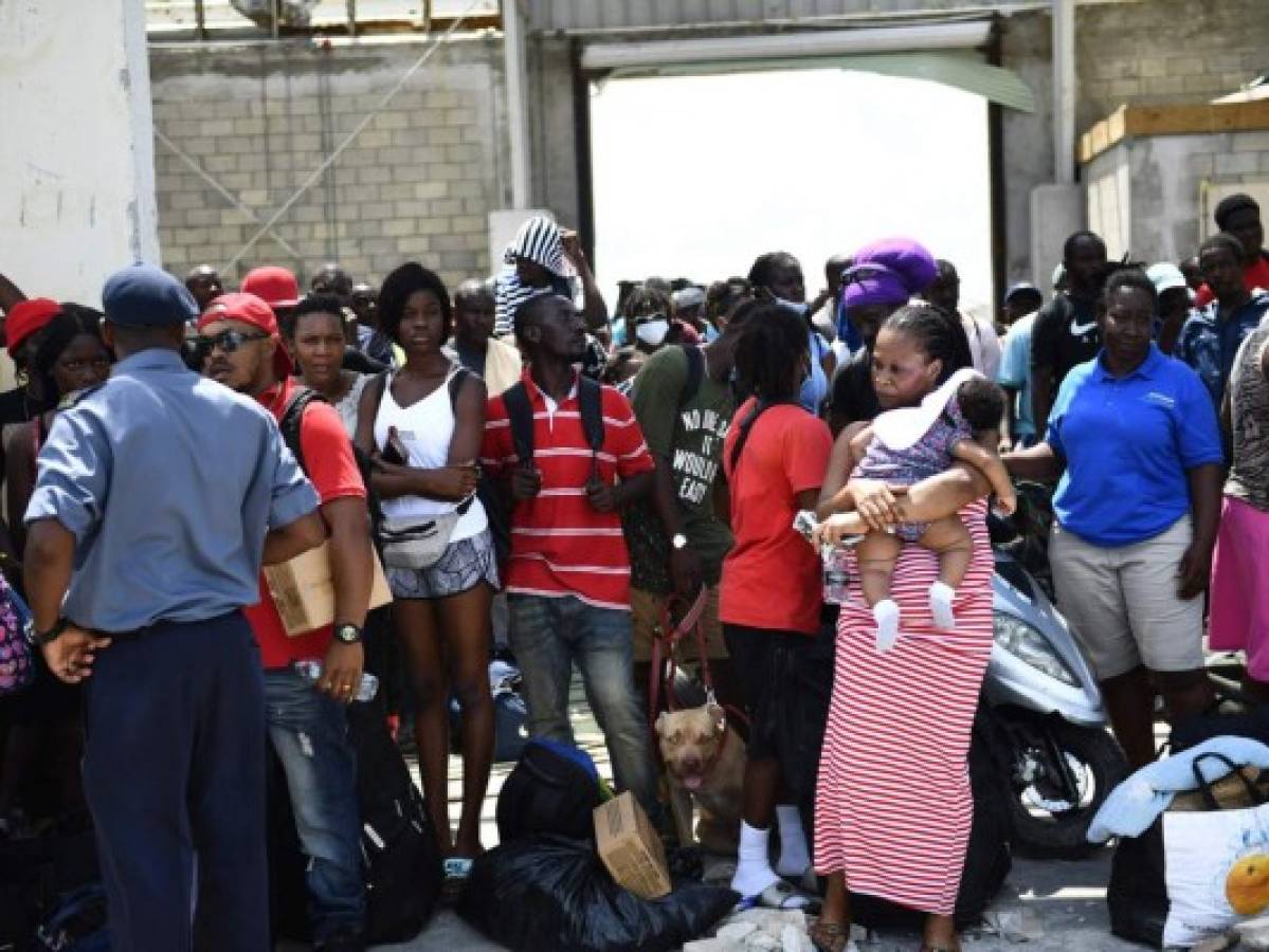 EEUU solicita visa a evacuados de Bahamas y los baja de ferry