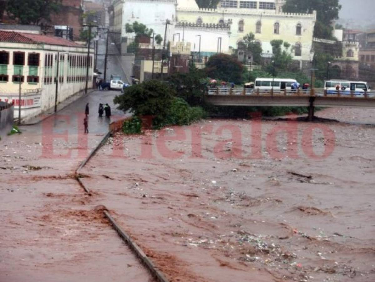 Cierran temporalmente varios puentes capitalinos por crecida de ríos