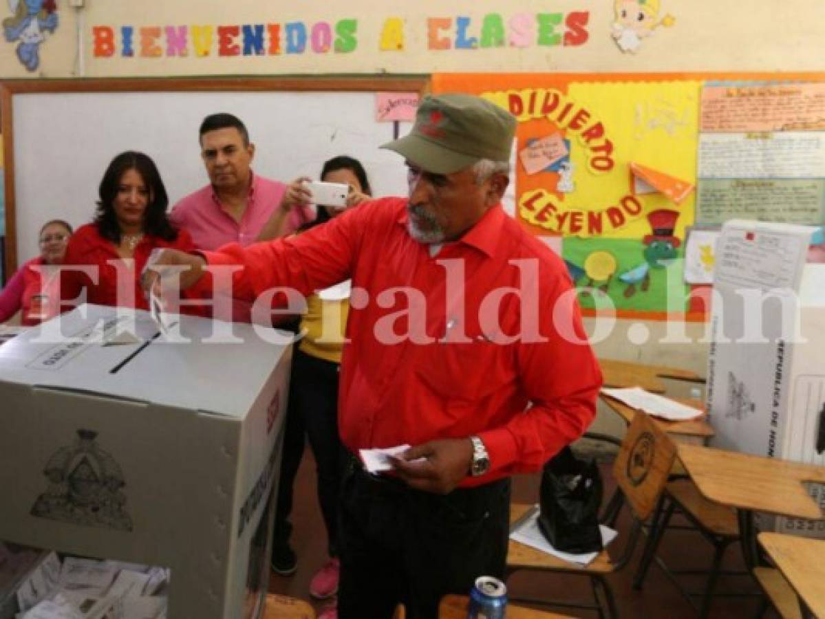 El dirigente del Frente Nacional de Resistencia Popular, Juan Barahona votó en un centro educativo de la colonia Cerro Grande, foto: Mario Urrutia/El Heraldo.