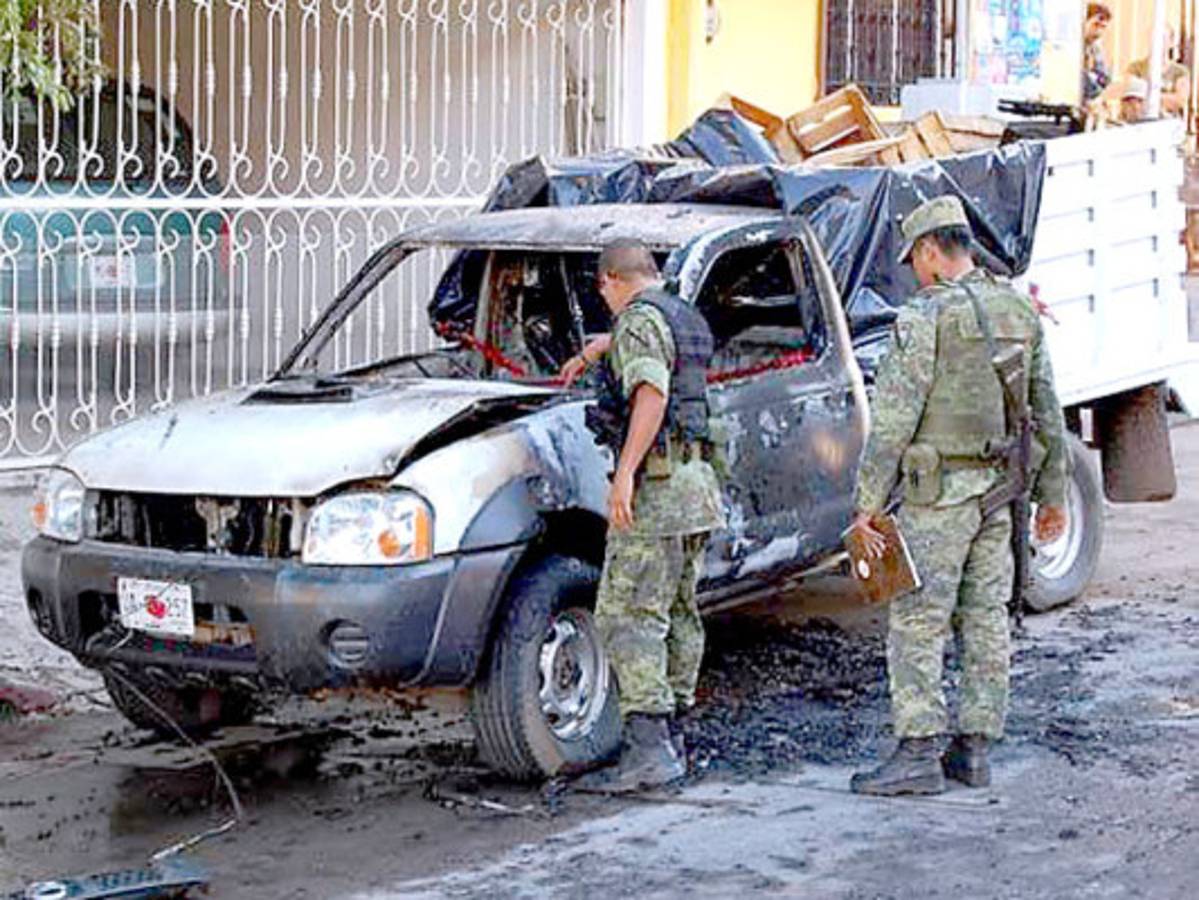 Hallan a 16 personas calcinadas en dos camionetas