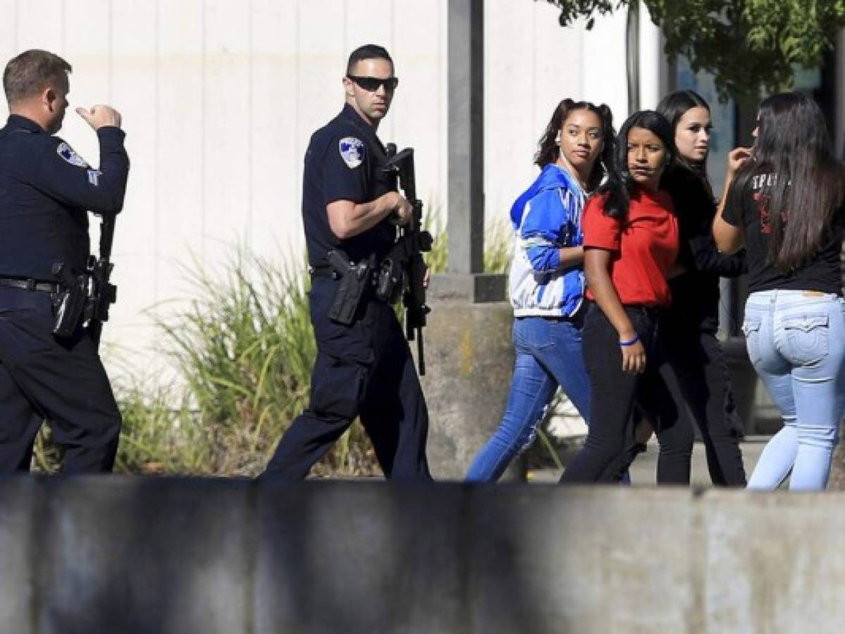 California: Joven balea a compañero y se oculta en escuela 