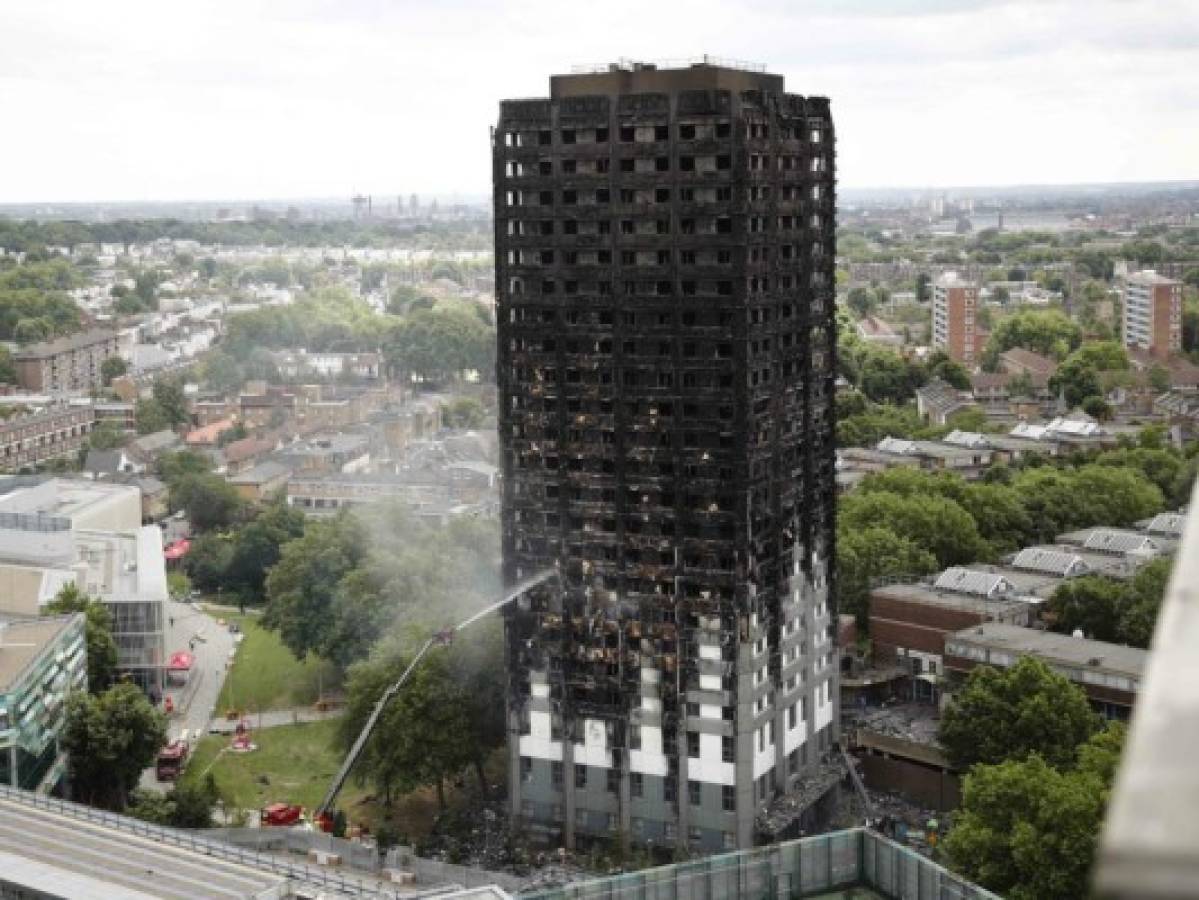 Aumentan a 17 los muertos por el incendio del edificio en Londres