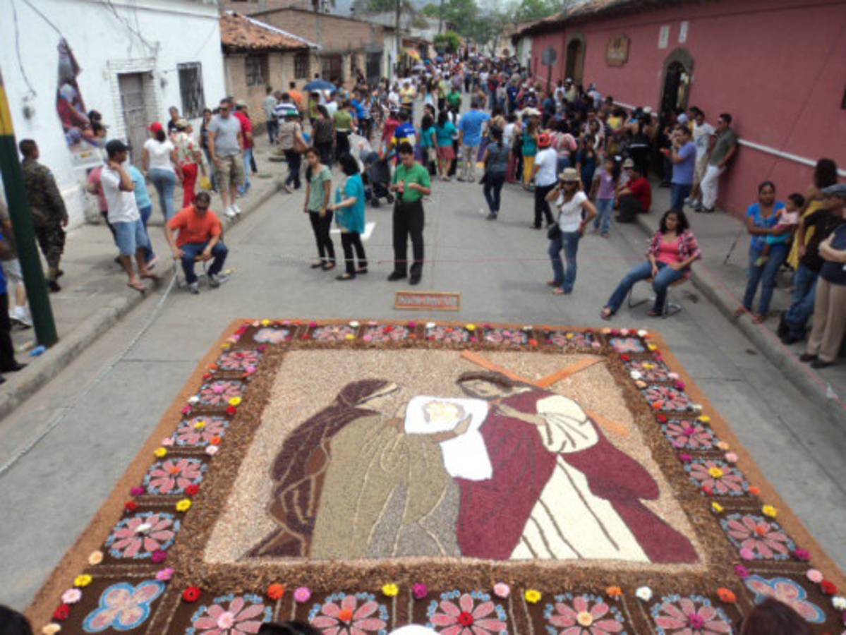 Comayagua vuelve a maravillar a propios y extraños con sus magníficas alfombras
