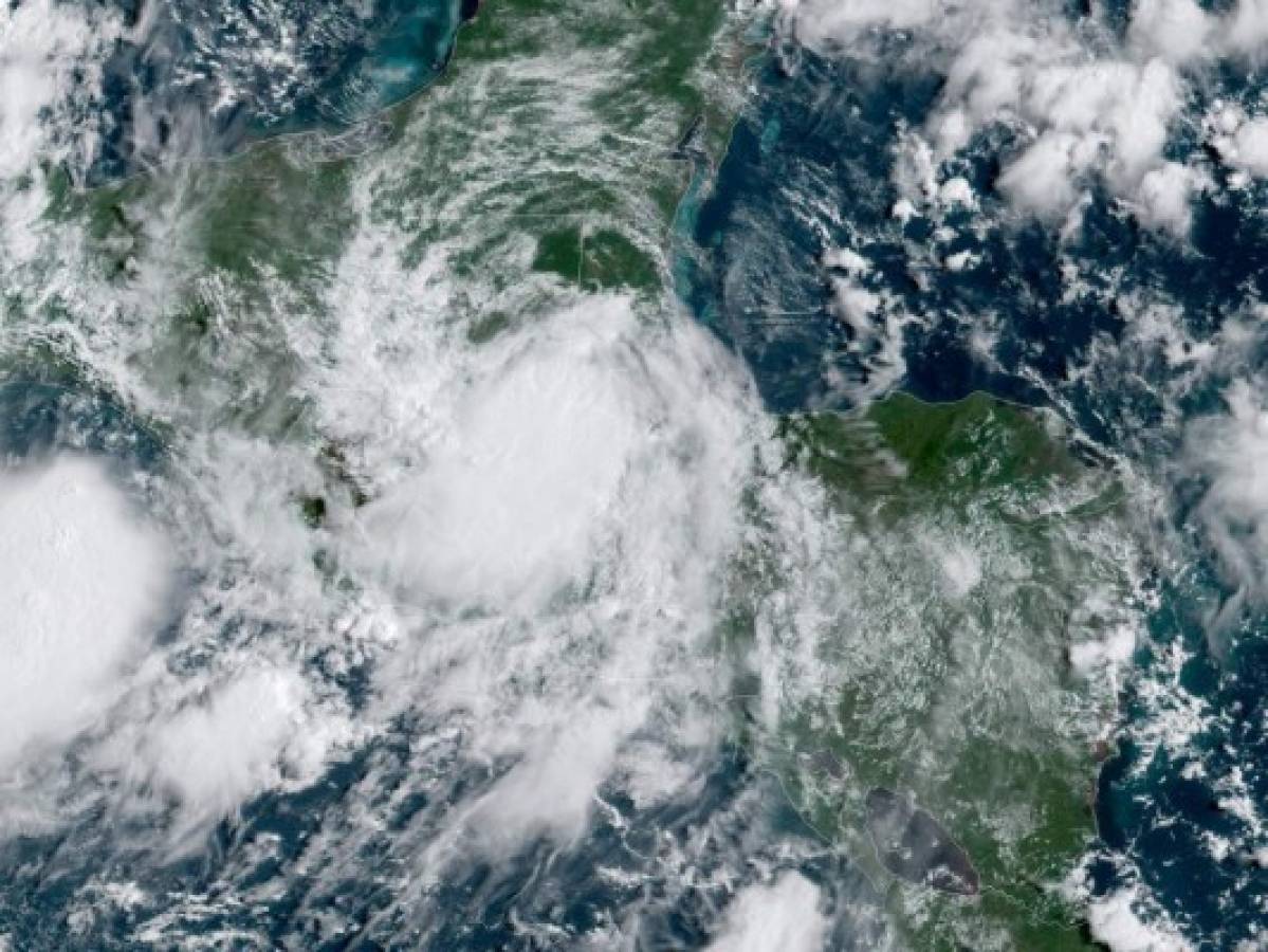 La tormenta tropical Julio se aleja de Baja California sin causar daños