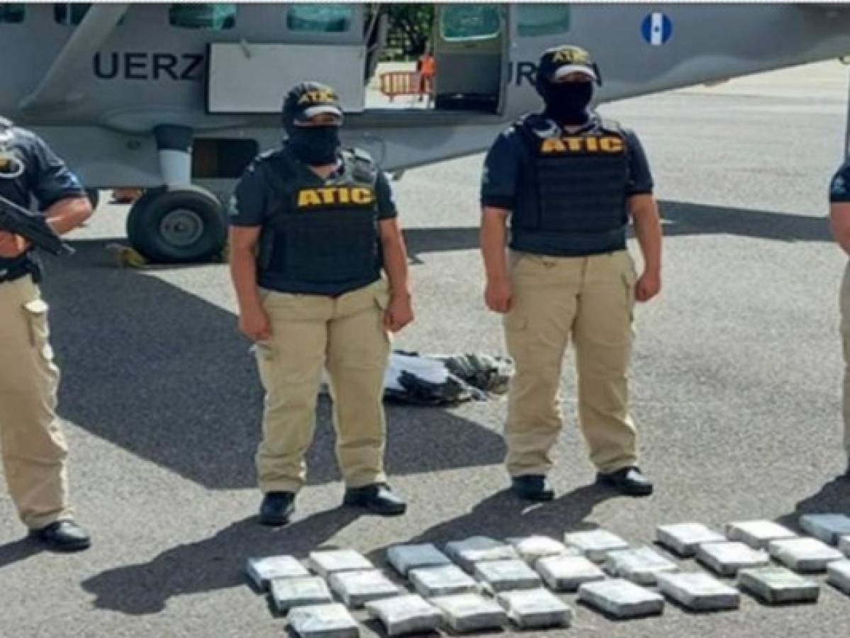 Trasladan a Tegucigalpa 30 kilos de supuesta cocaína hallada en avioneta en Brus Laguna