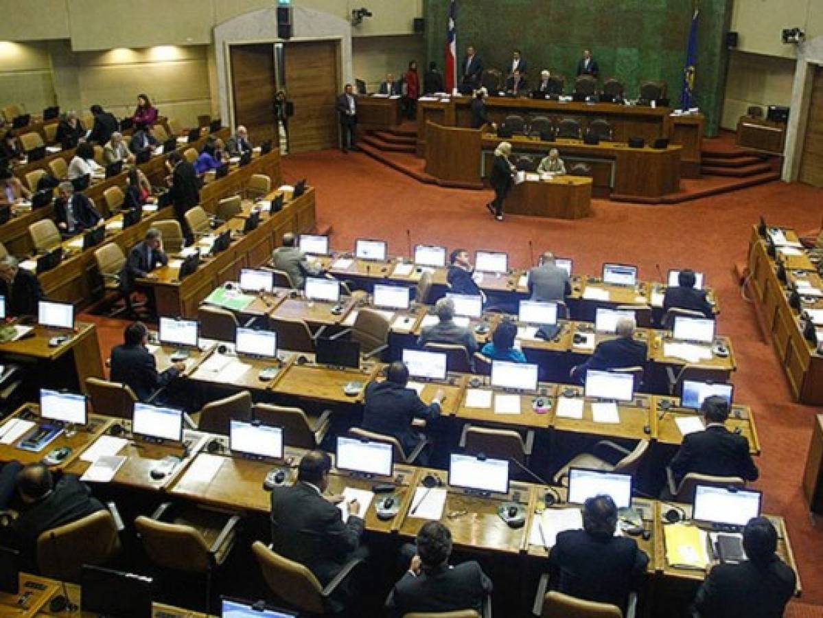 Parlamentarios chilenos disminuirán sus ingresos en 25% 