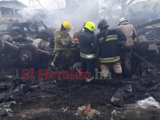 Hallan cadáver del conductor de rastra cargada de combustible accidentada en salida al sur