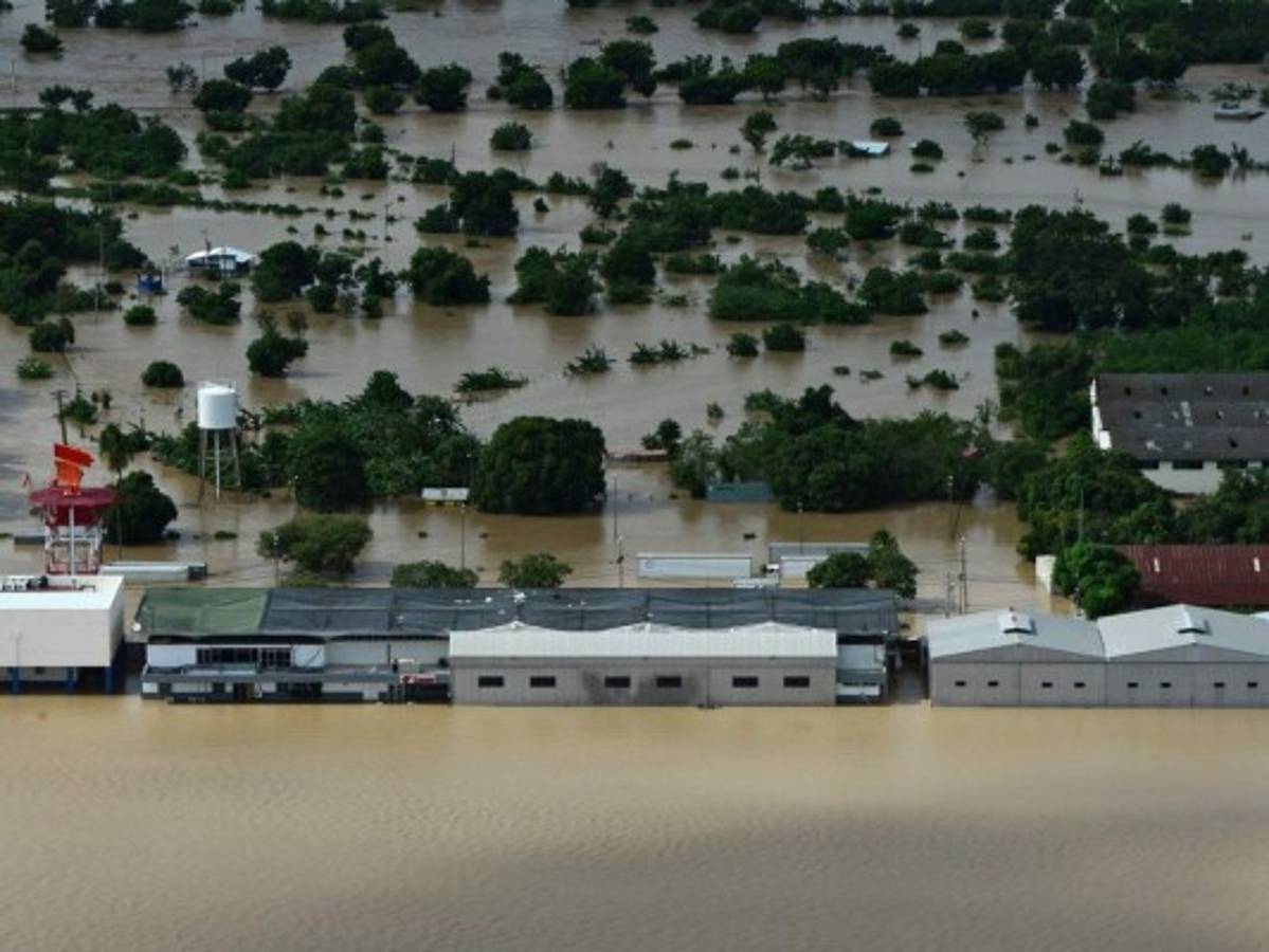 Aerial view of the municipality of La Lima, on the outskirts of San Pedro Sula, 240 km north of Tegucigalpa, flooded due to the overflowing of the Chamelecon river after the passage of Hurricane Iota, taken on November 18, 2020. - Storm Iota, which made landfall in Nicaragua as a 'catastrophic' Category 5 hurricane Monday, killed at least ten people as it smashed homes, uprooted trees and swamped roads during its destructive advance across Central America. (Photo by Orlando SIERRA / AFP)