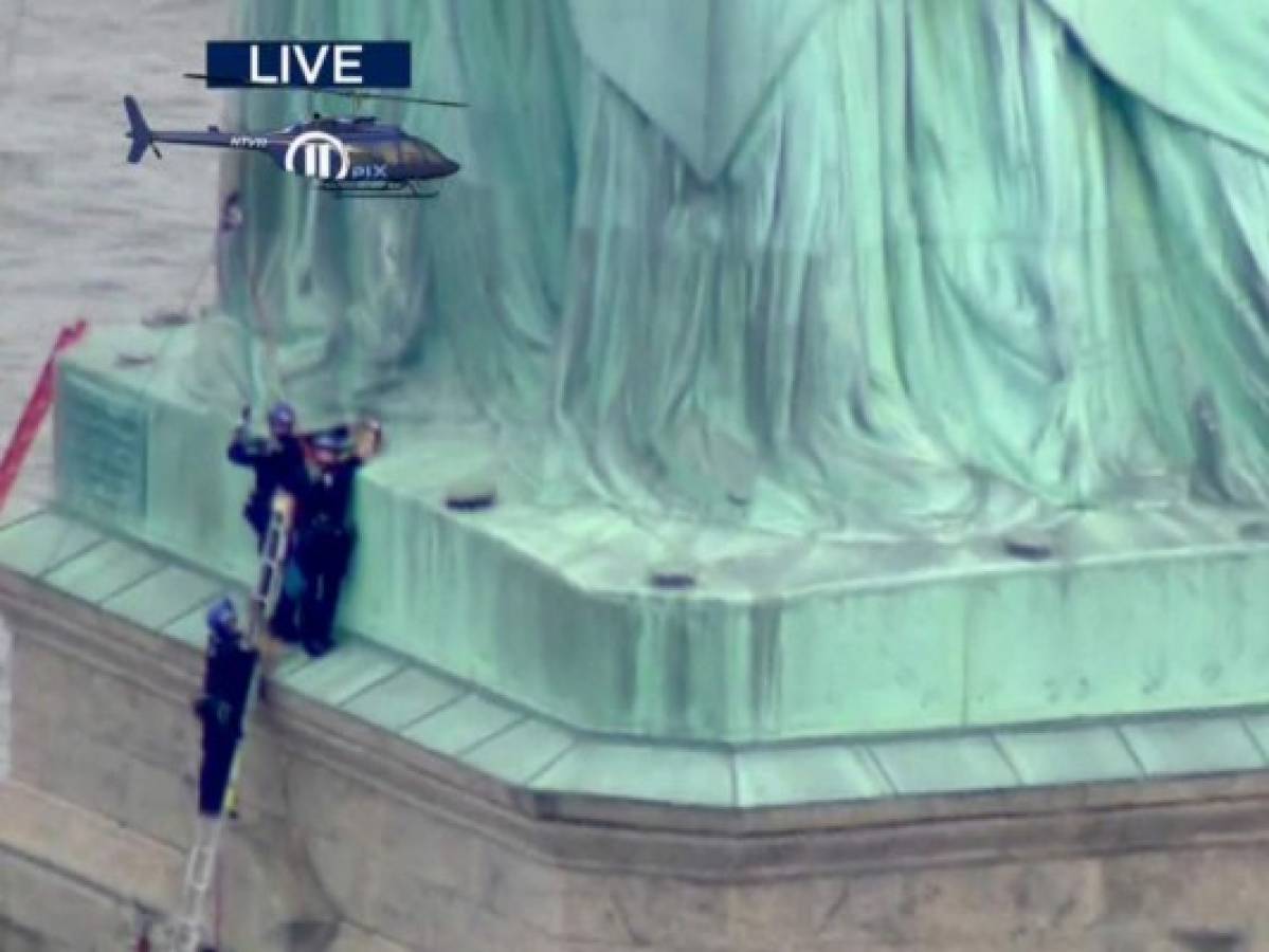 Nueva York: Baja de la Estatua de la Libertad mujer que la había escalado