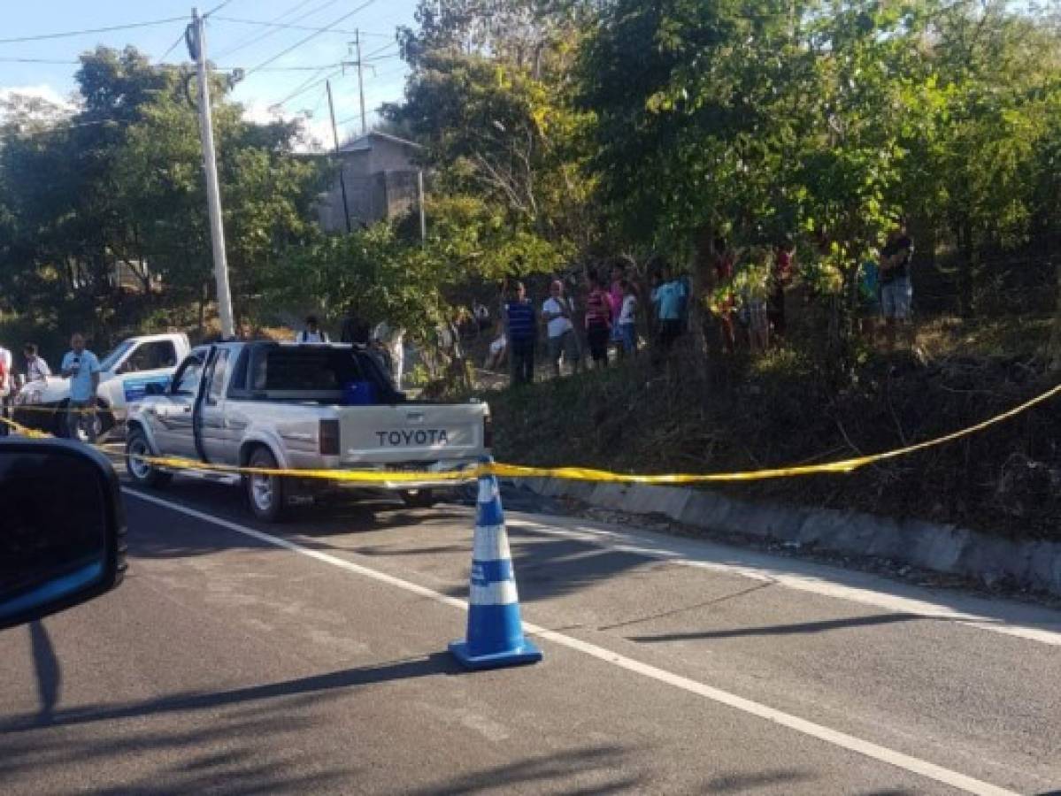 La víctima quedó a un costado del vehículo en el que se conducía.