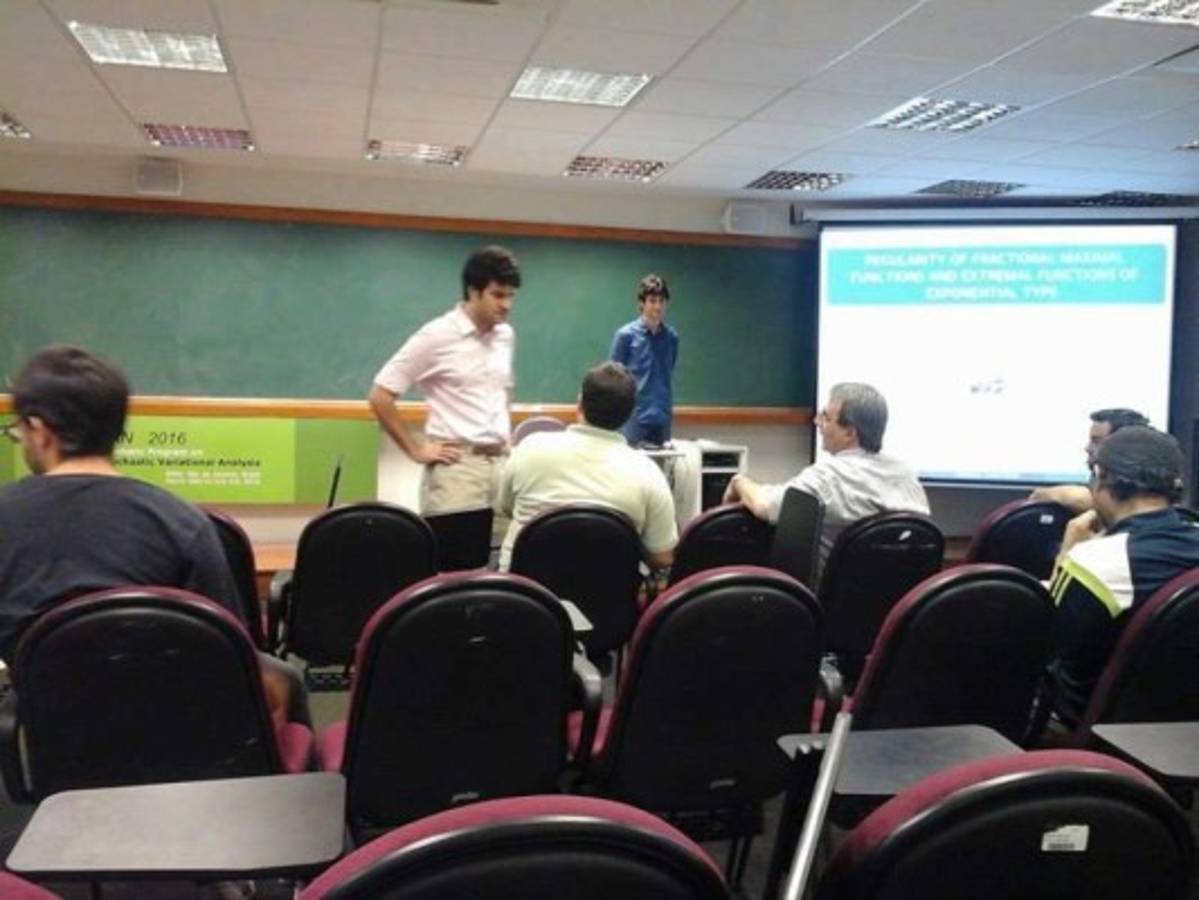 José Ramón durante la defensa de su tesis doctoral en la universidad de Brasil.