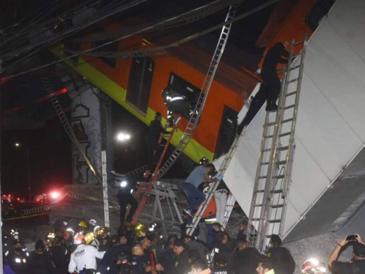 23 muertos y 70 heridos deja accidente al caer vagón del metro de un puente en México  