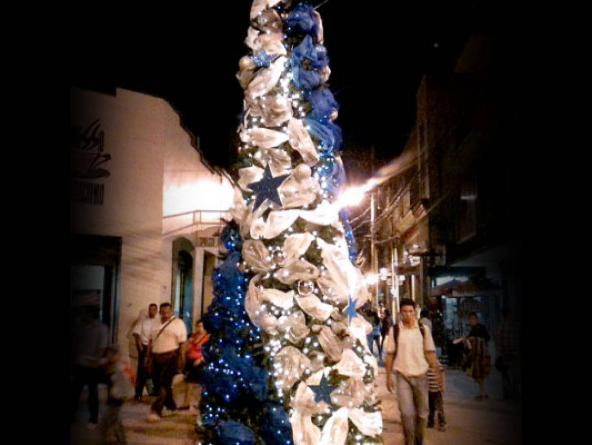 Instalan árbol de Navidad alusivo al Plan de Nación