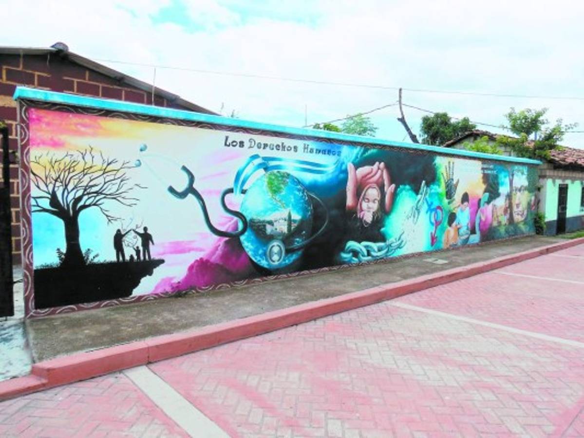 El mural de la creación del mundo en el cementerio fue el primero en elaborarse.