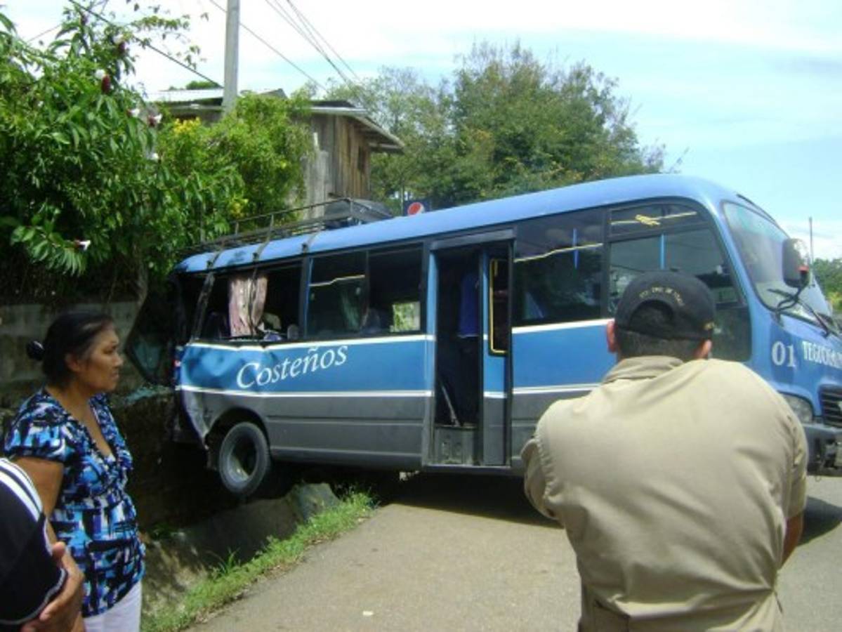 Accidente en Santa Cruz de Yojoa deja unos 15 heridos