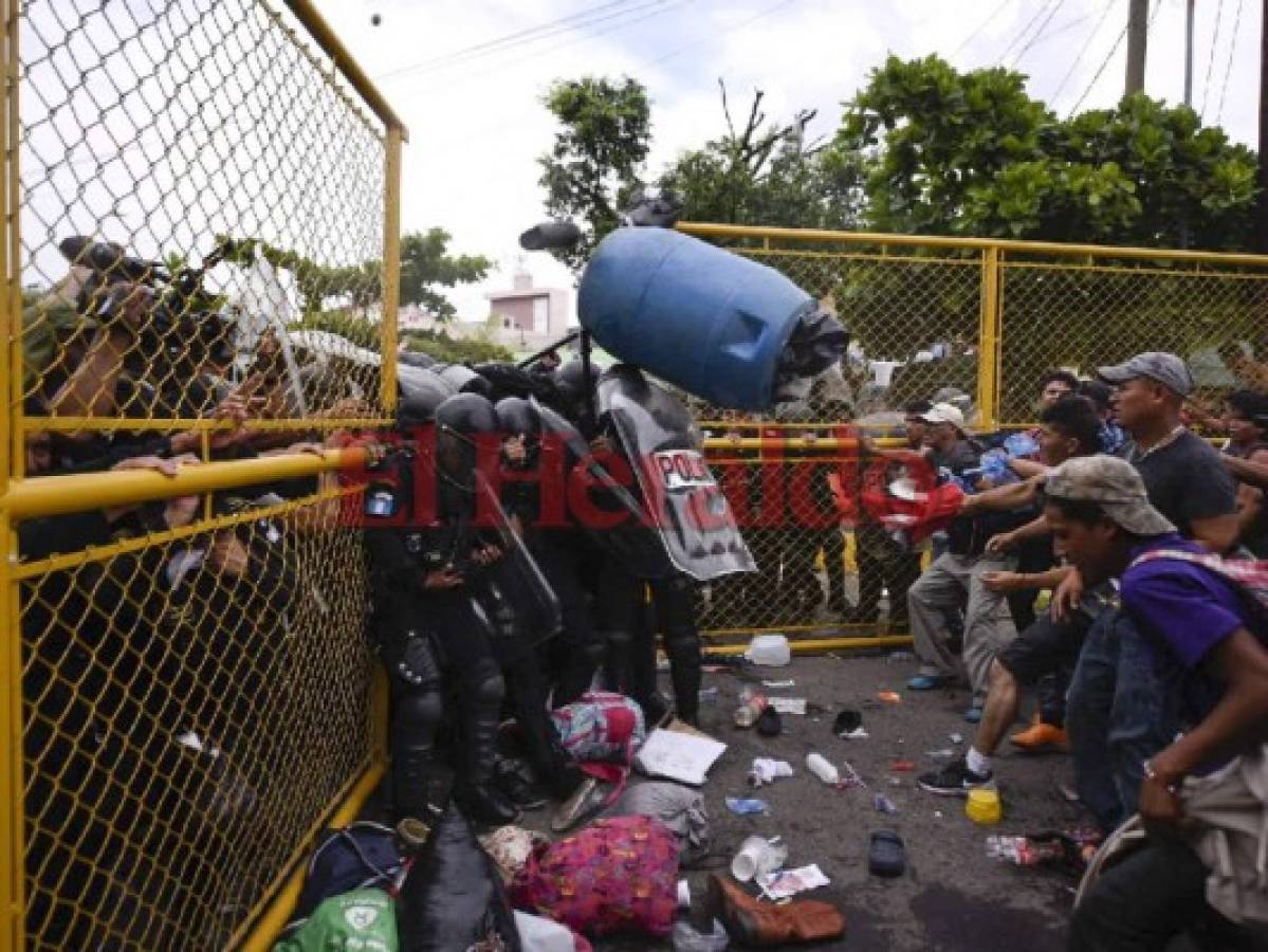 Segunda caravana migrante de centroamericanos rompe valla fronteriza e ingresa a México