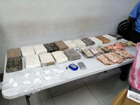 Incautan 17 supuestos kilos de cocaína y capturan a dos mujeres