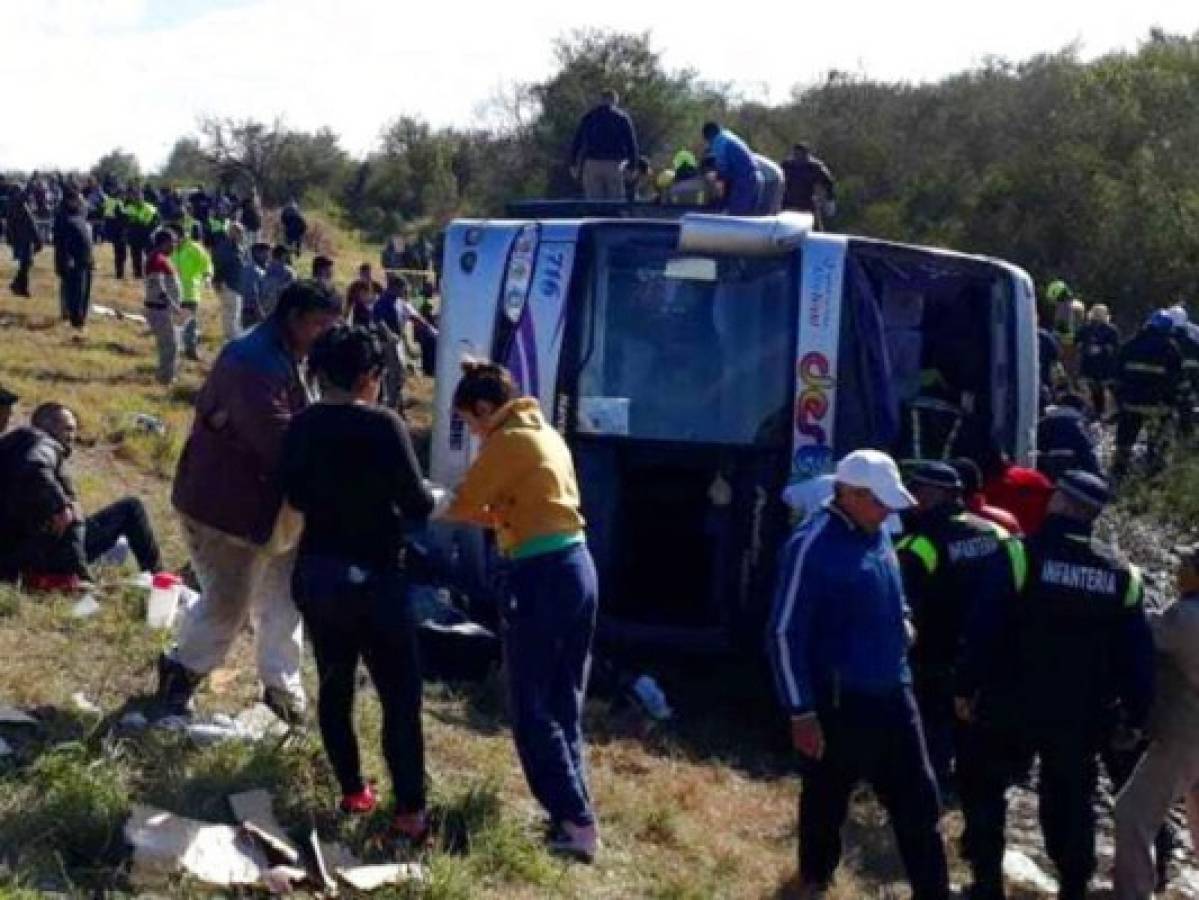 Argentina: 13 muertos y más de 40 heridos tras volcamiento de autobús