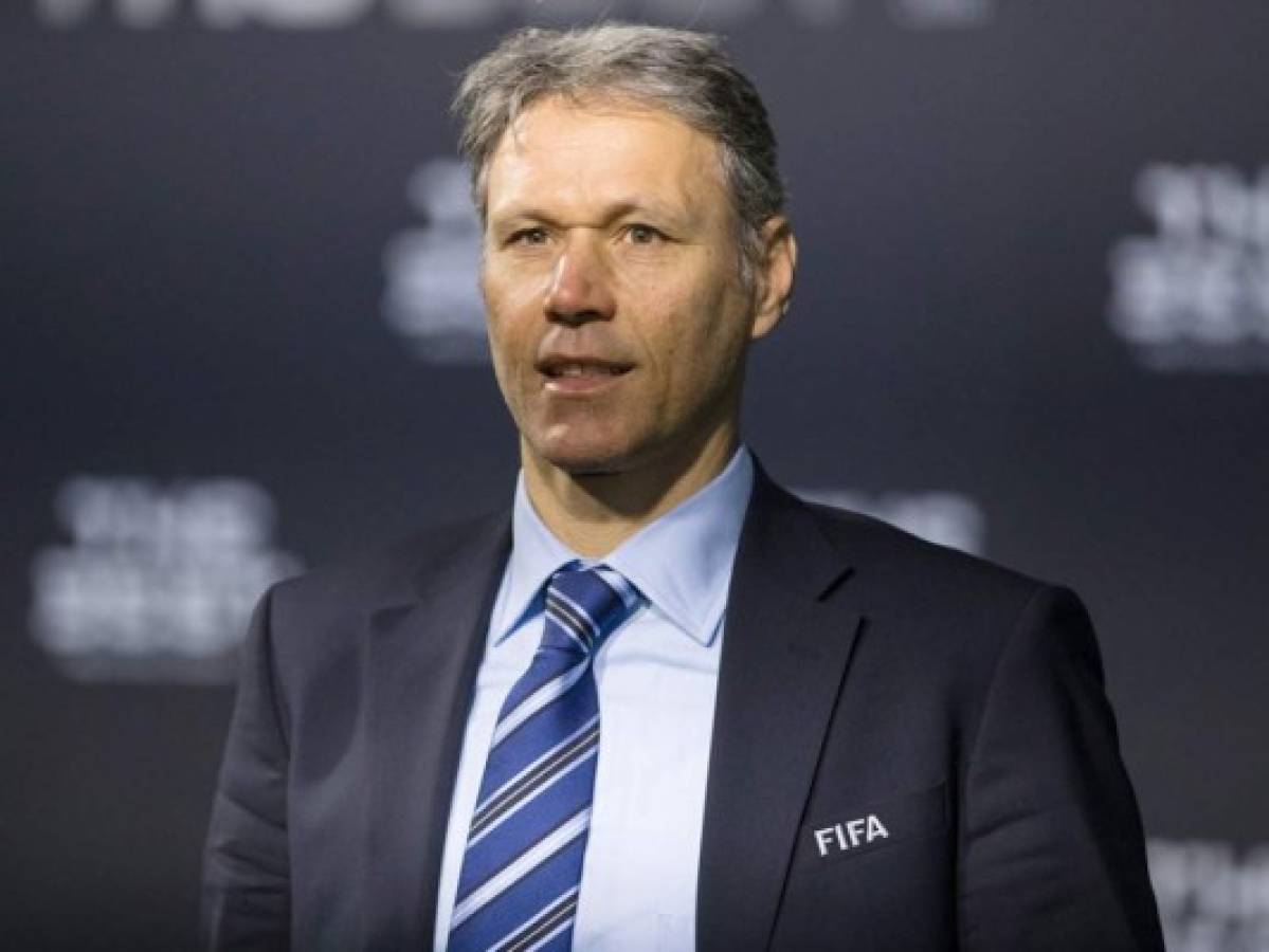 Van Basten es partidario de suprimir el fuera de juego y la prórroga