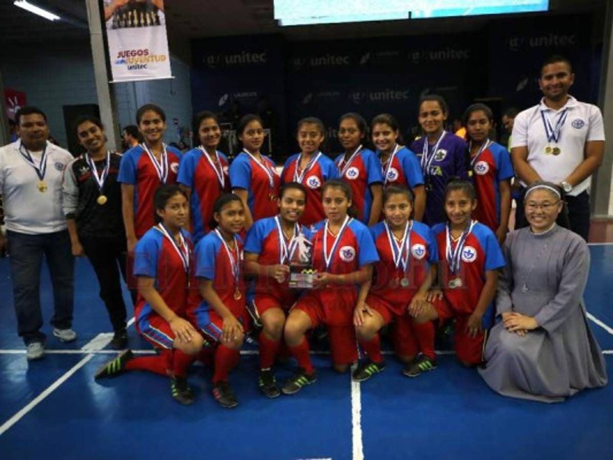 Las chicas de Villa de las Niñas se llevaron el título en fútbol 11 y también en fútbol 7. (Fotos: Johny Magallanes / David Romero / EL HERALDO)