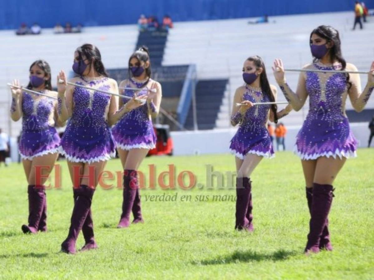 La banda y las palillonas del Instituto Central Vicente Cáceres se robaron el “show”.