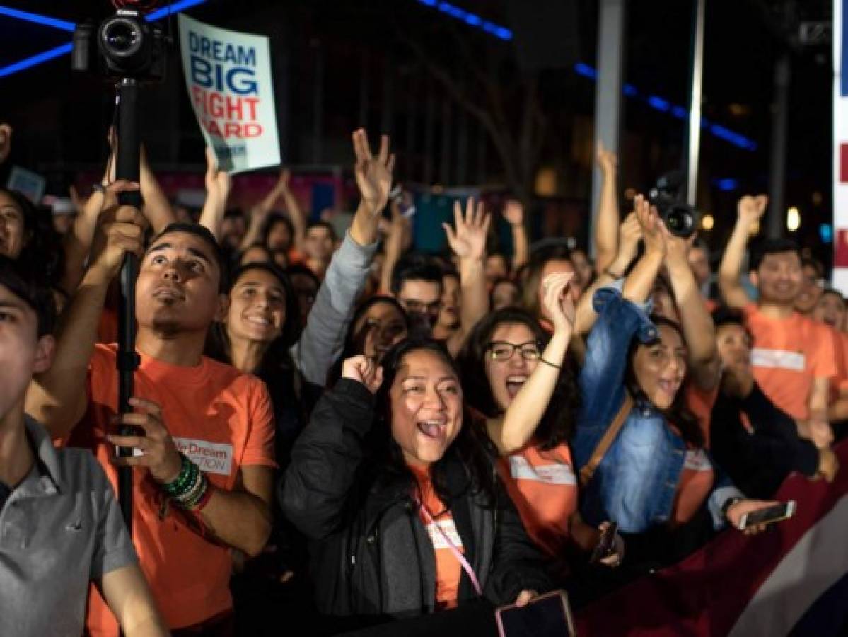 Candidatos demócratas tras voto de jóvenes latinos este 'supermartes'