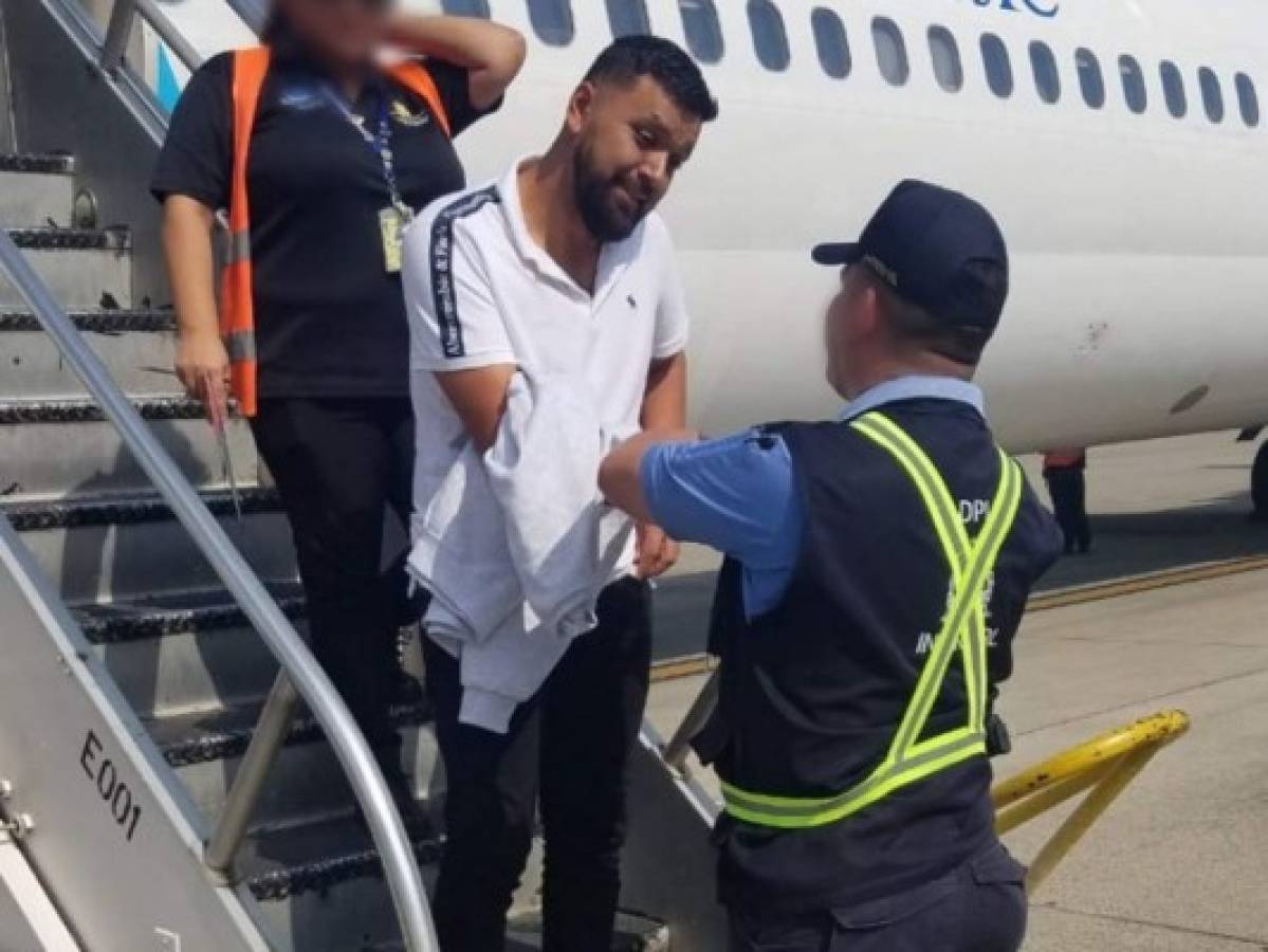 Tras bajar de avión capturan a hondureño por crimen de cuatro personas