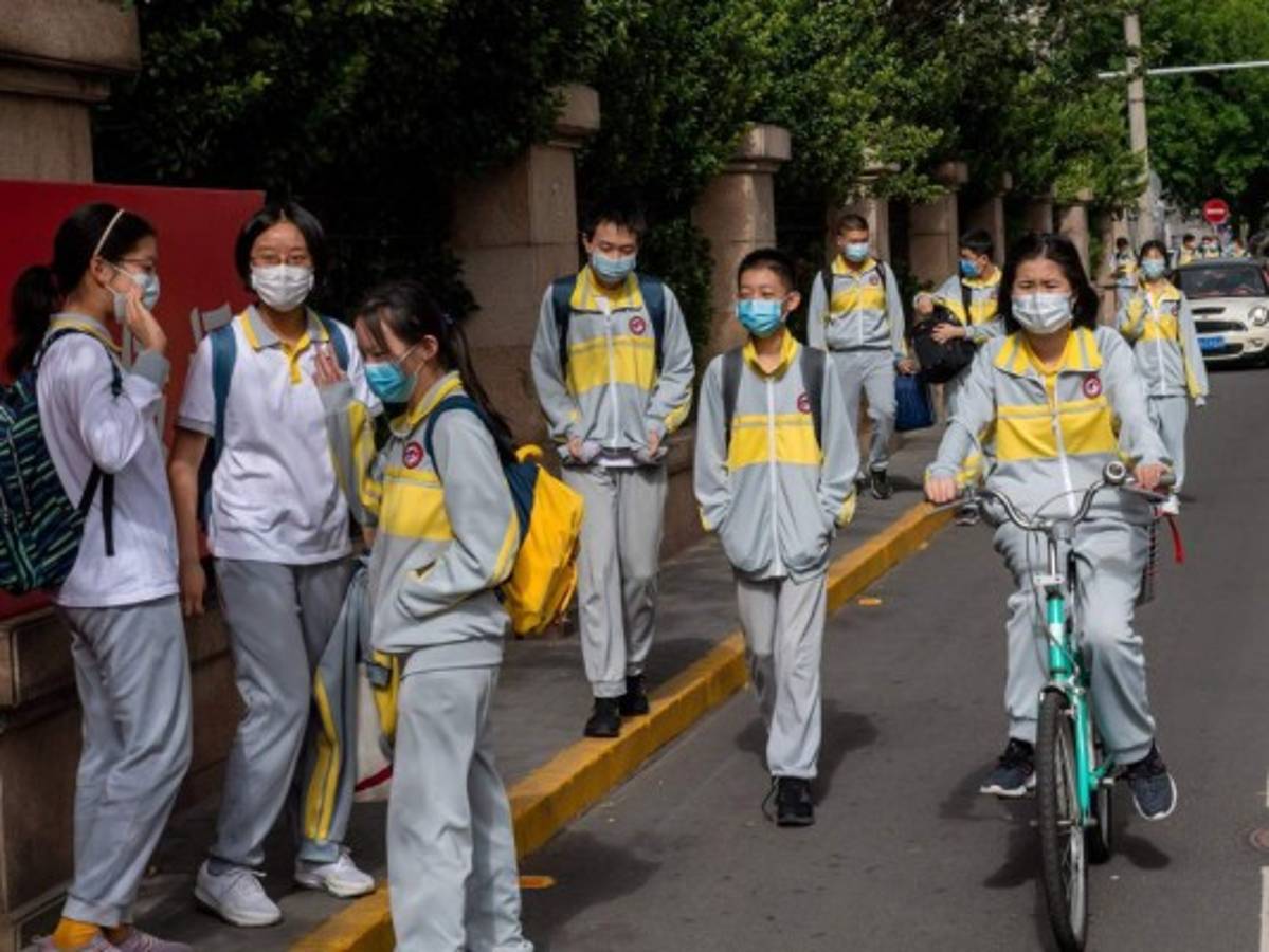 Alumnos chinos controlados con brazaletes electrónicos para detectar virus