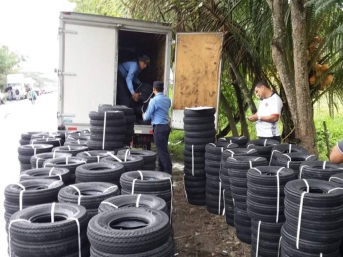 Detienen a dos hombres por evadir el fisco con 700 llantas de carro en Cortés