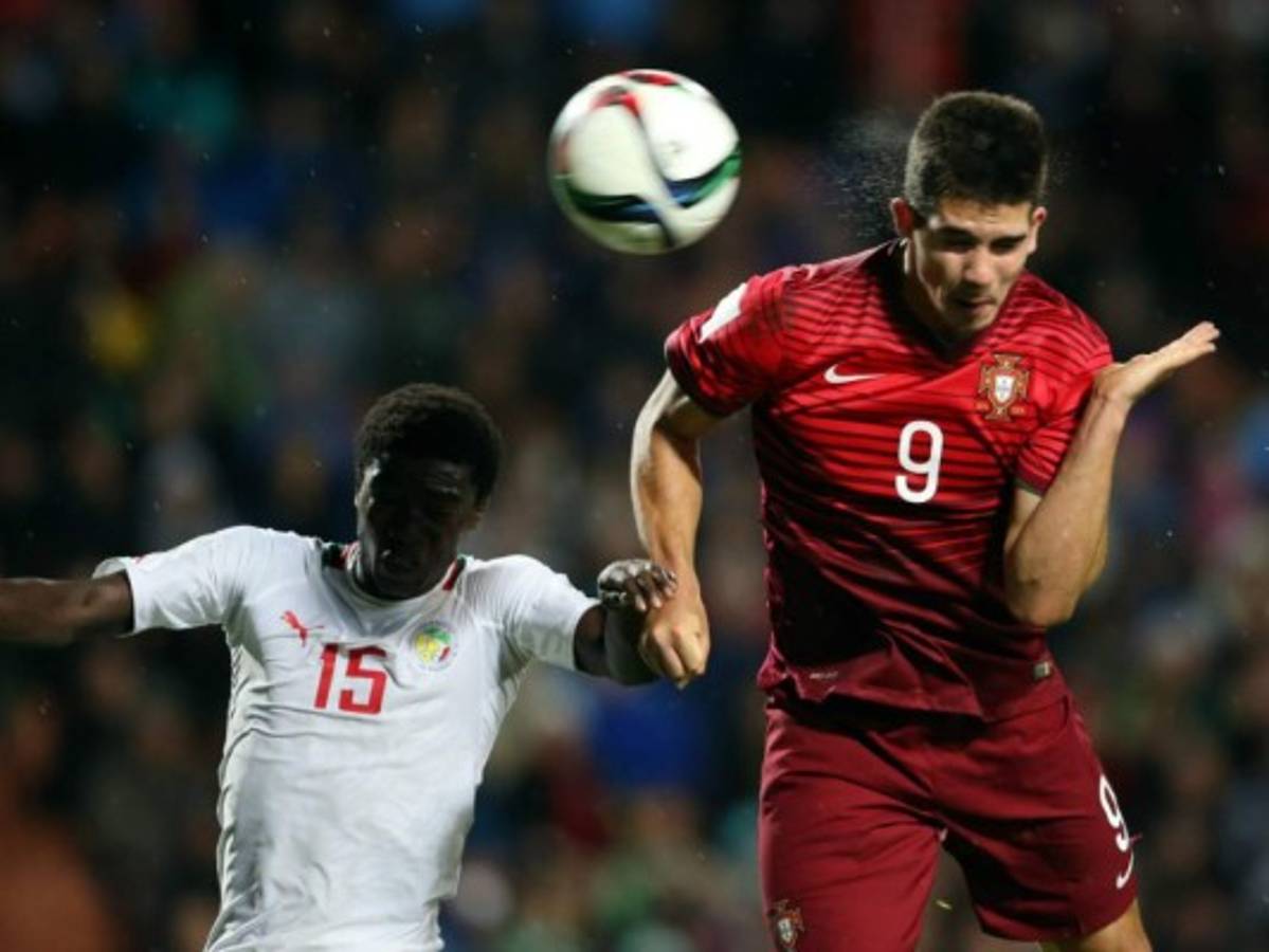 La FIFA insiste en que golpear el balón de cabeza no causa lesiones cerebrales