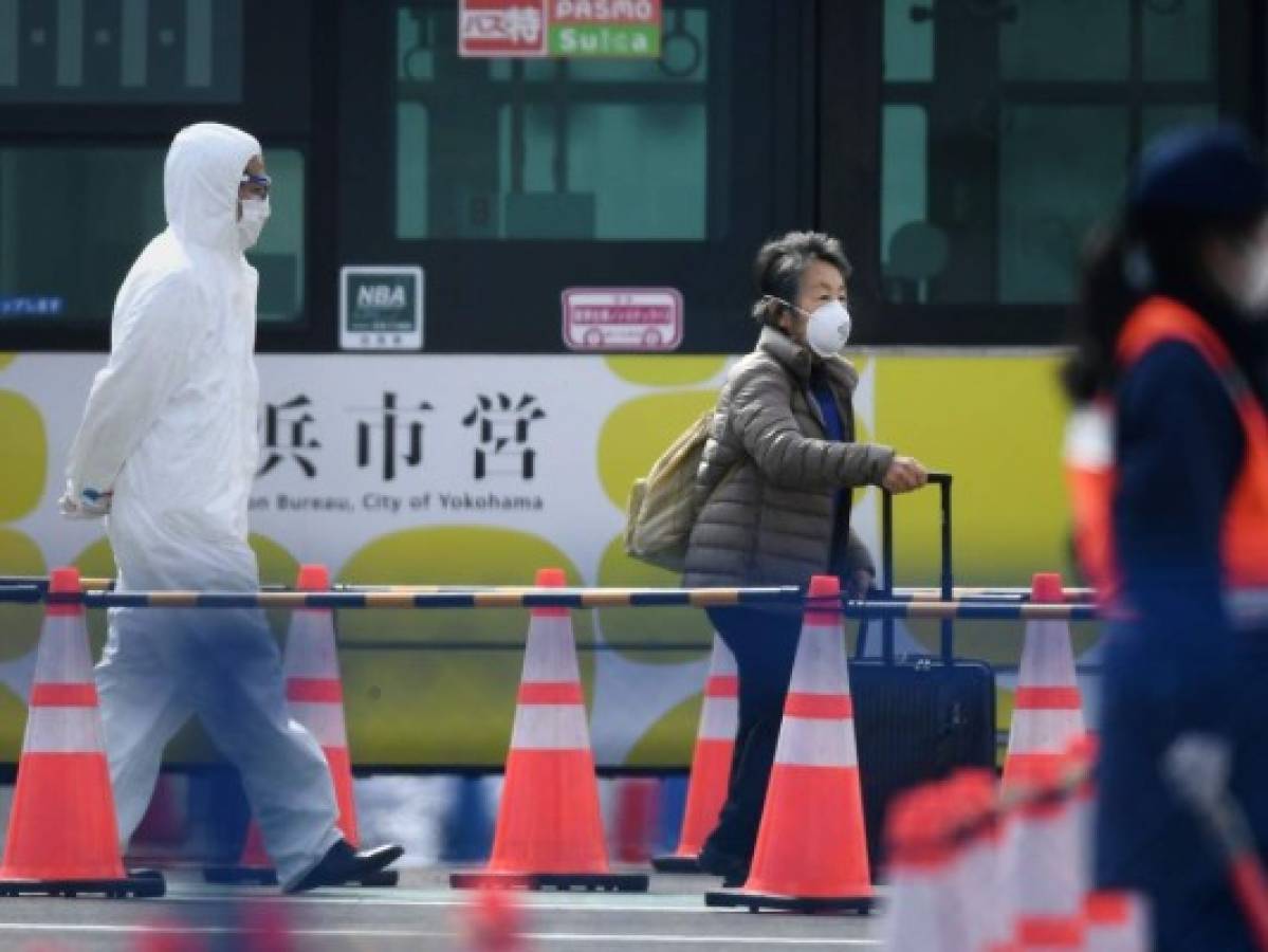 Pasajeros de crucero desembarcan en Japón; más de 2,000 muertos por coronavirus en China